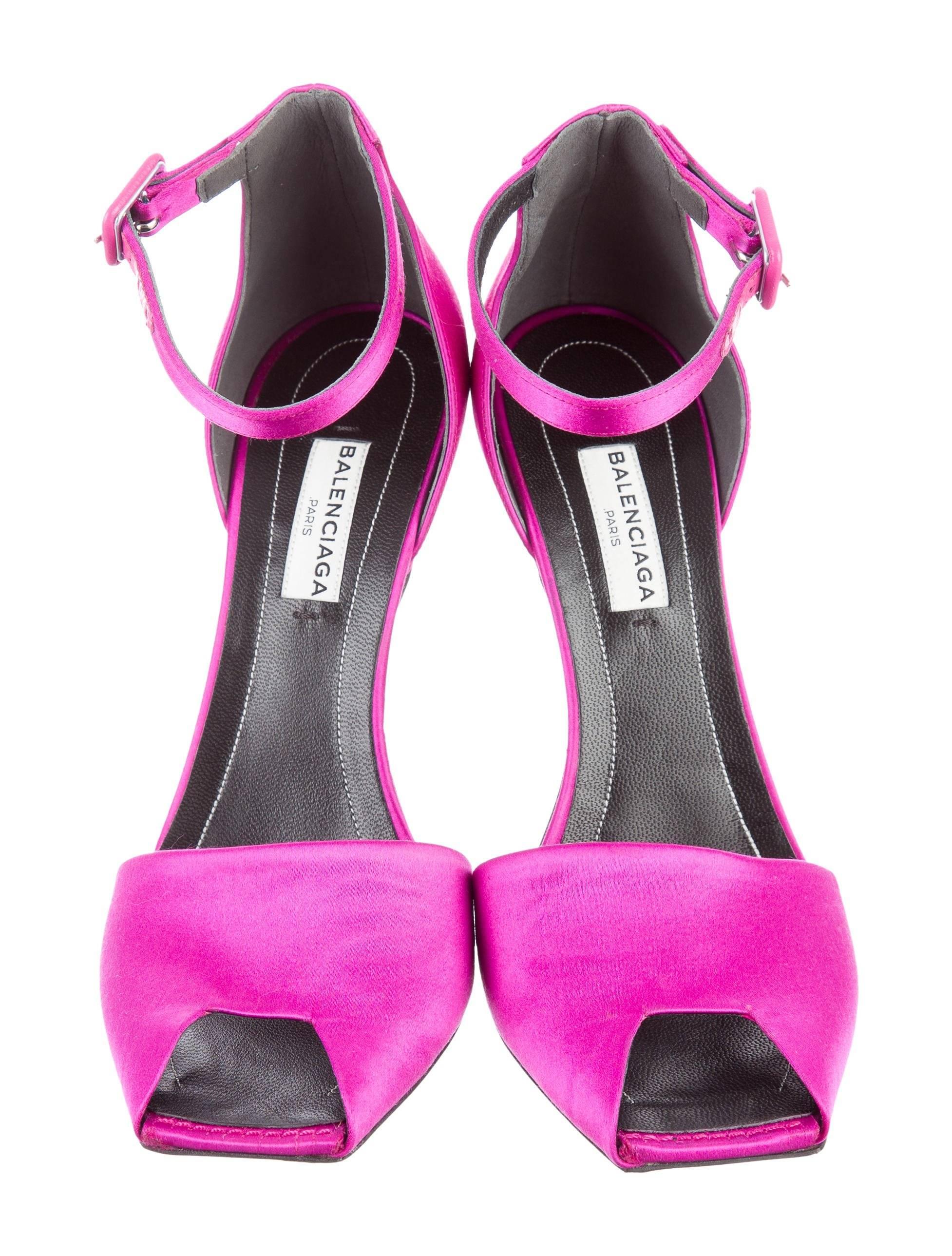 CURATOR'S NOTES

Balenciaga New Fuchsia Satin Evening Open Toe Pumps Sandals Heels  

Size IT 36
Satin
Ankle buckle closure 
Made in Italy
Heels height 4.25