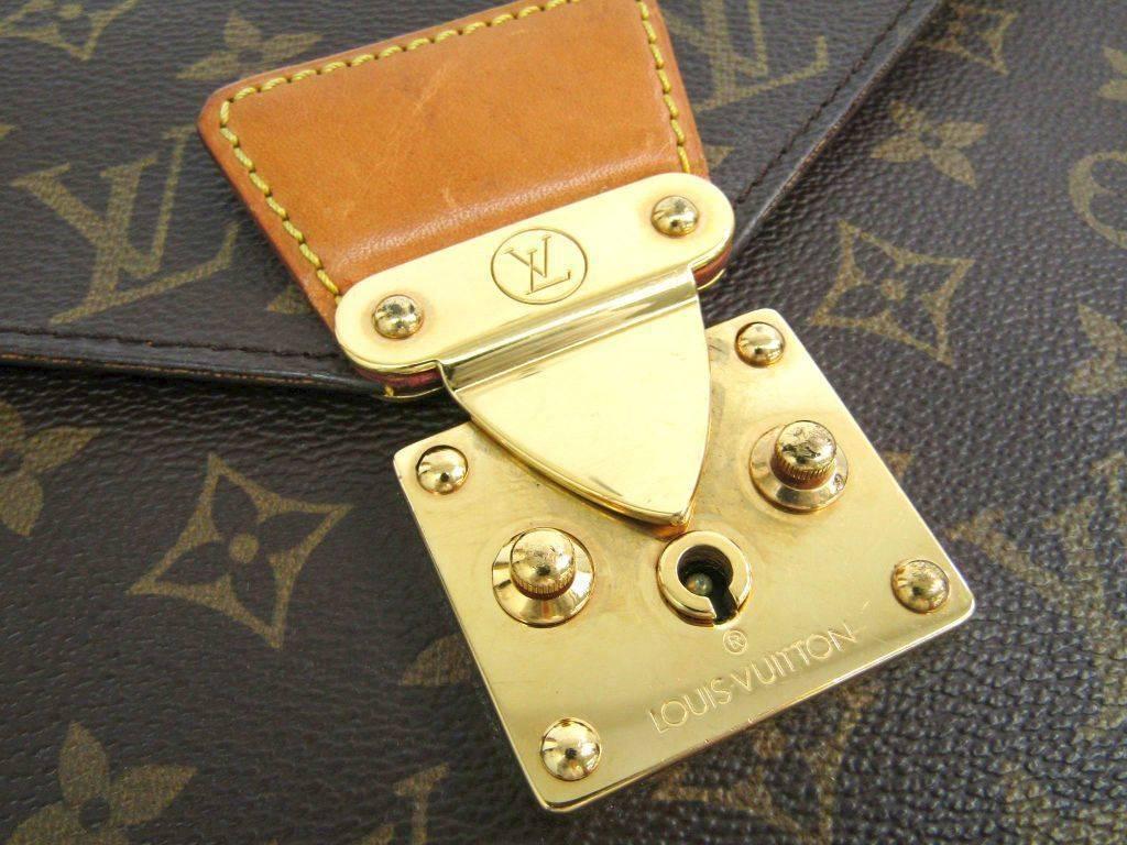 CURATOR'S NOTES

Louis Vuitton Monogram Men's Women's Carryall Laptop Travel Briefcase Clutch Bag with Keys  

Monogram canvas
Leather trim
Gold tone hardware
Slide lock closure
Made in France
Measures 8.5" W x 11.5" H
Includes original