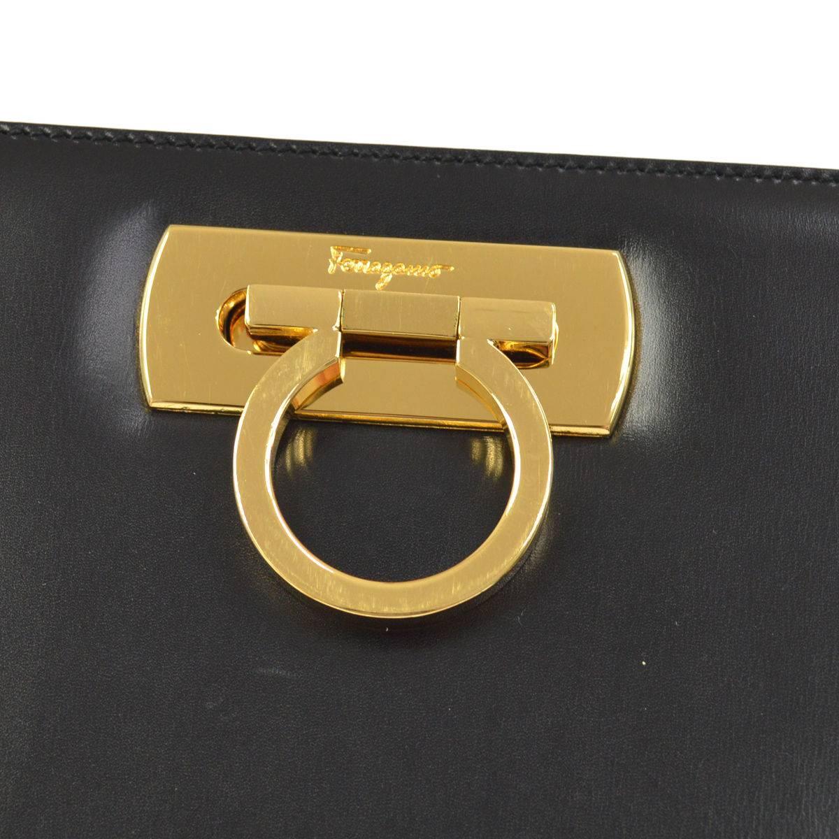 Salvatore Ferragamo Black Leather Envelope 2 in 1 Clutch Flap Shoulder Bag In Good Condition In Chicago, IL