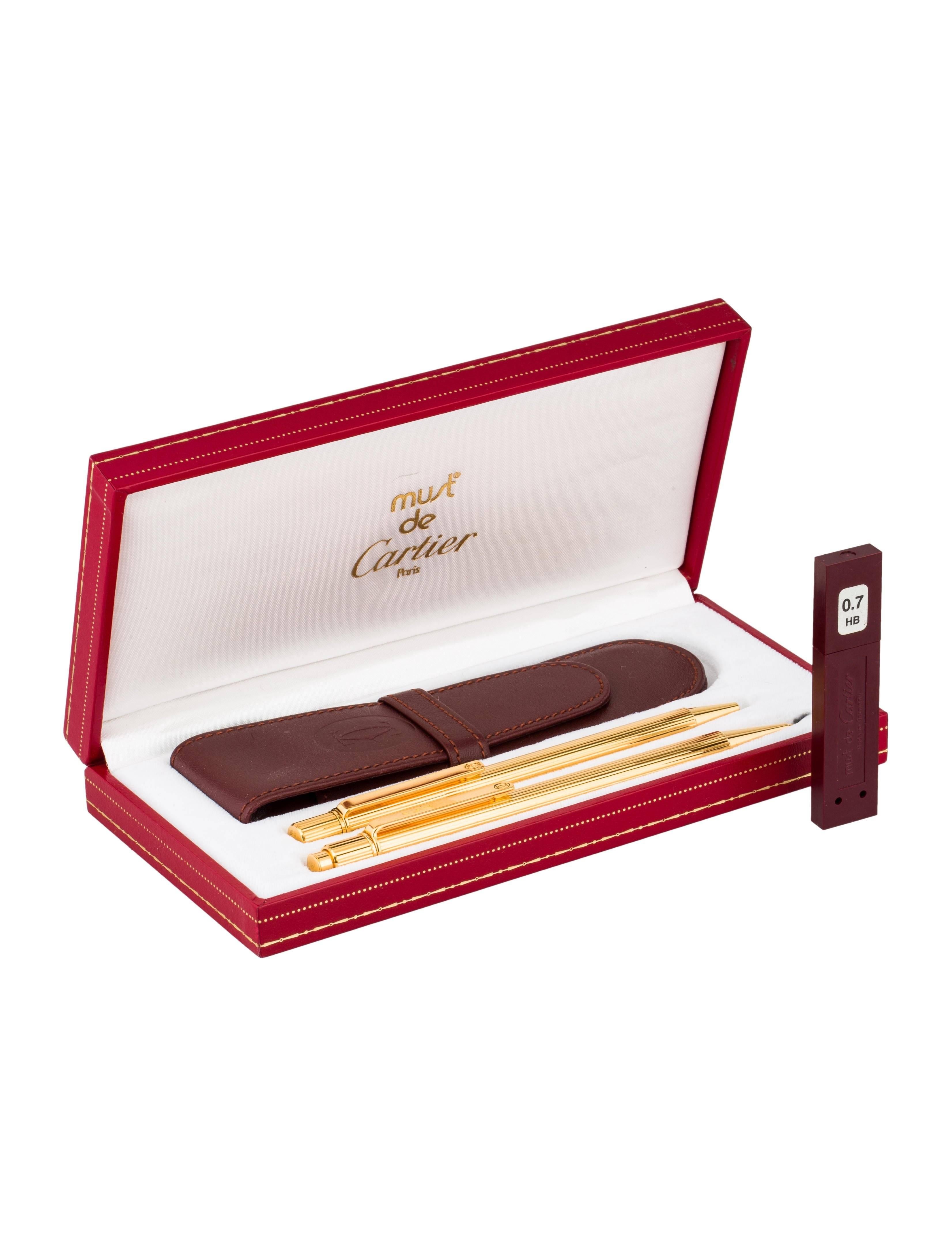CURATOR'S NOTES

Metal
Gold plated
Set includes mechanical pencil and ballpoint pen 
Twist retractable and push closures
Includes original Cartier leather case, extra lead and box