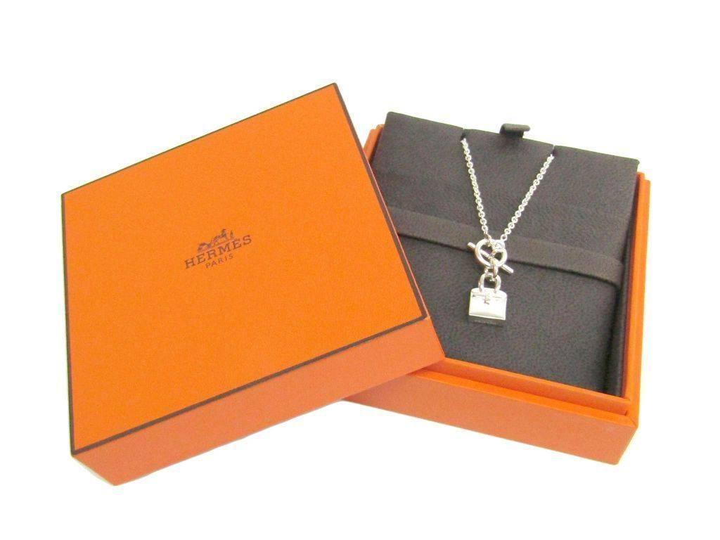 Hermes New Sterling Silver Birkin Bag Charm Chain Link Pendant Necklace in Box
Sterling silver - 925
Made in Italy
Toggle closure
Charm measures 0.50