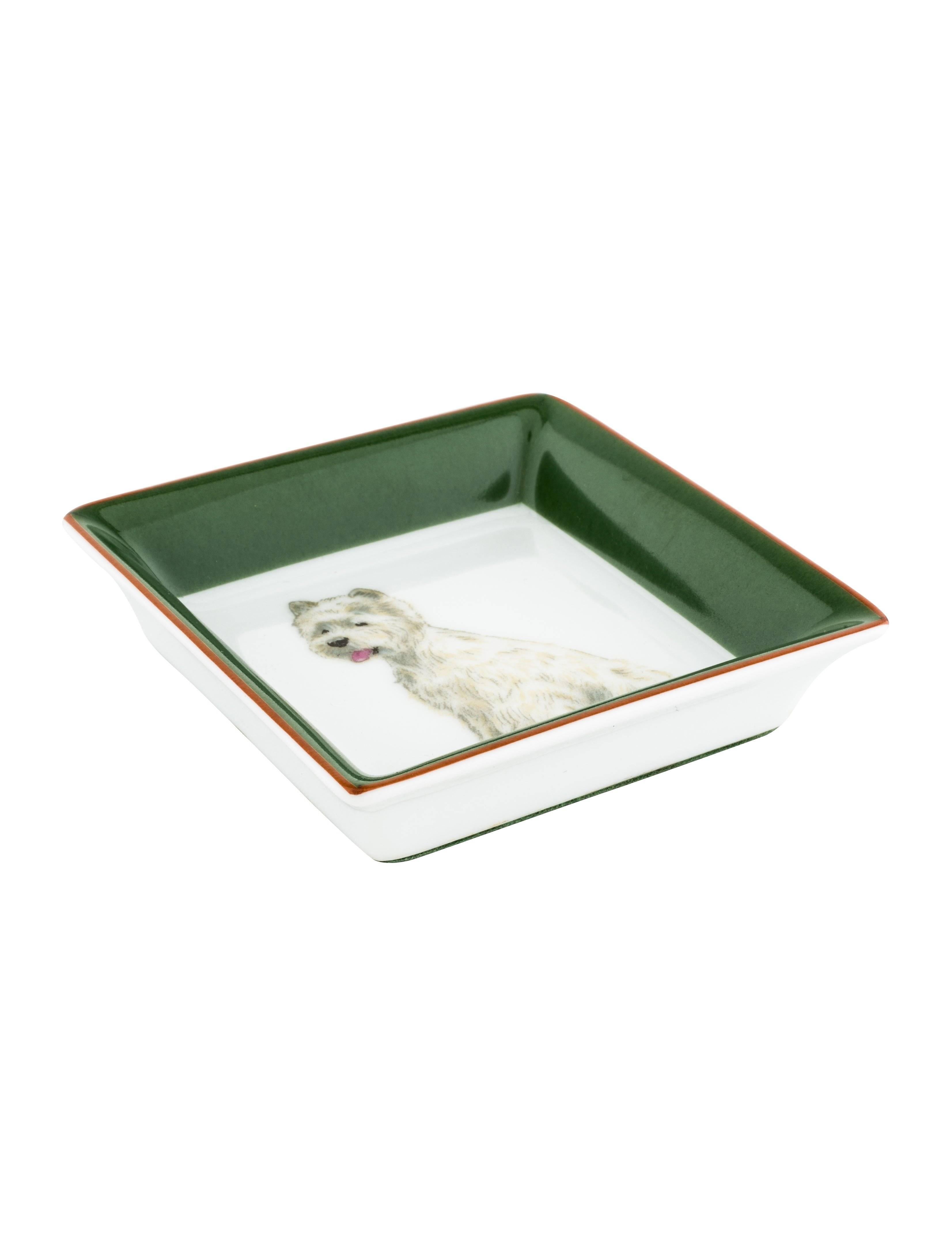 CURATOR'S NOTES

Hermes Porcelain White Green Terrier Dog Desk Table Trinket Dish Tray in Box  

Porcelain
Suede
Signed 
Height 1"
Diameter 3.25"
Includes original Hermes box