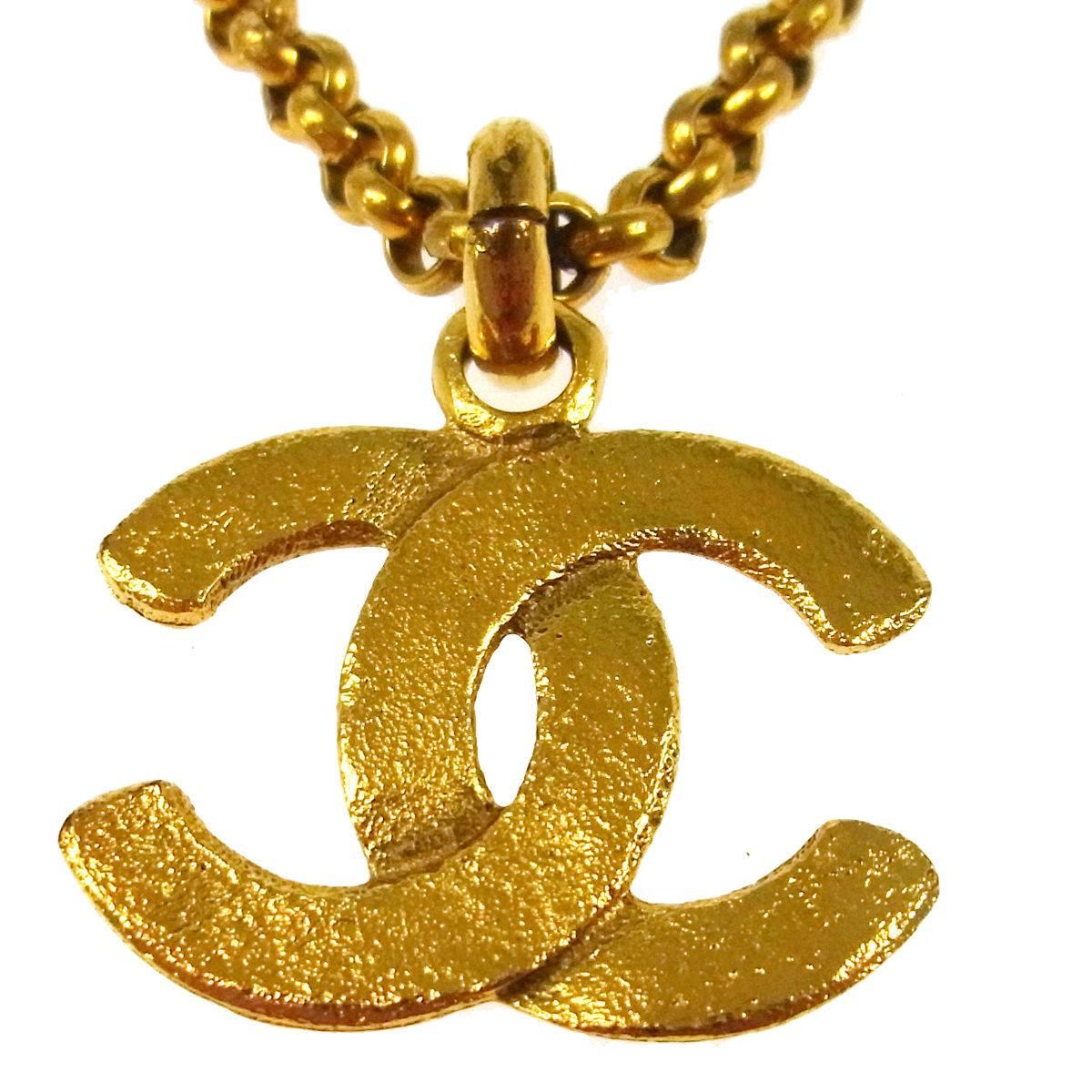 Chanel Vintage GOLD Large Charm Chain Link Evening Pendant Necklace
Metal
Gold tone
Lobster claw closure
Made in France
Charm measures 1.5