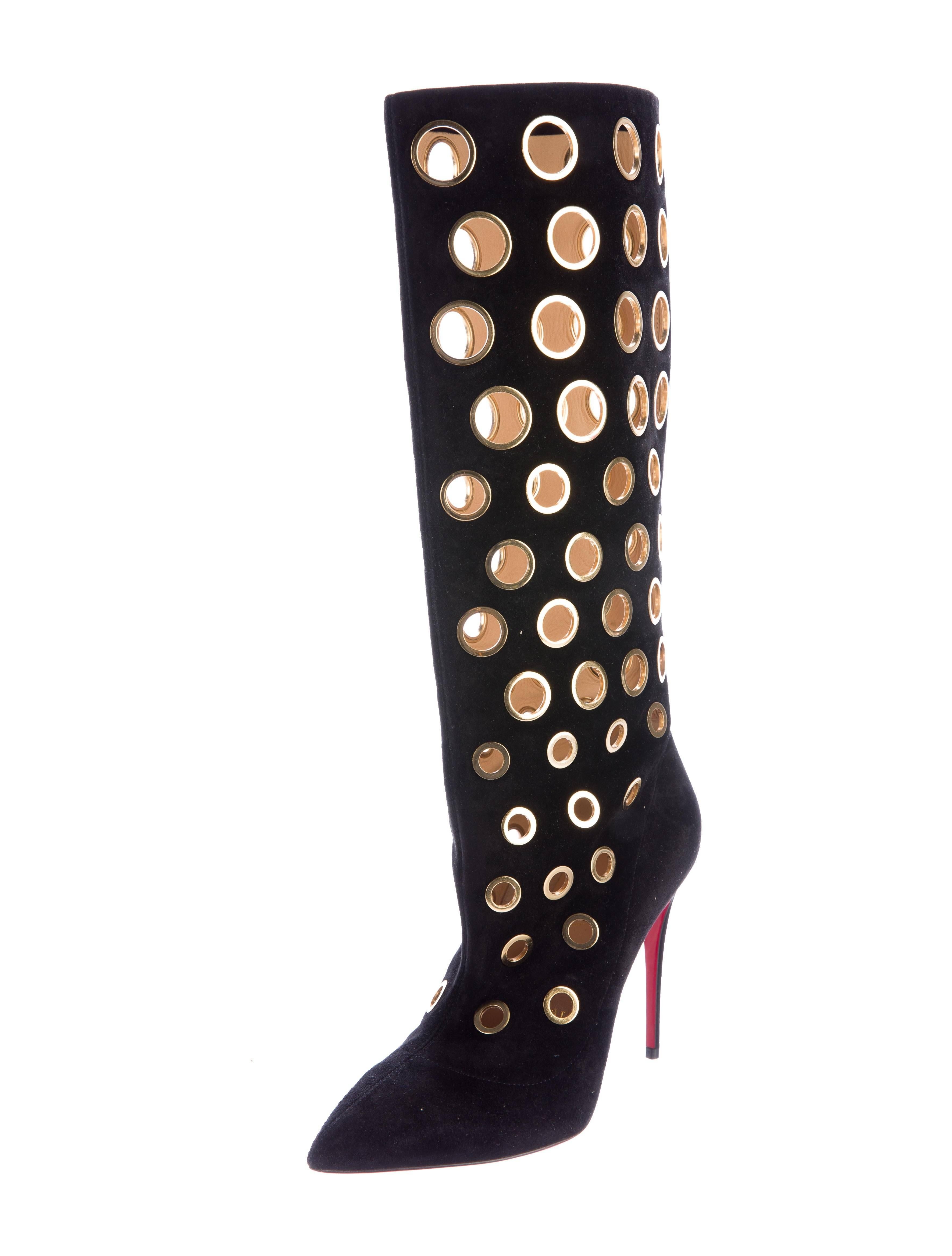 CURATOR'S NOTES

ONLY PAIR! Christian Louboutin New Black Suede Gold Cut Out Knee High Heels Boots in Box 

Size IT 36.5
Suede
Gold tone hardware 
Slip on
Made in Italy
Calf circumference 13"
Shaft 12.5"
Heel height 4.5"
Includes