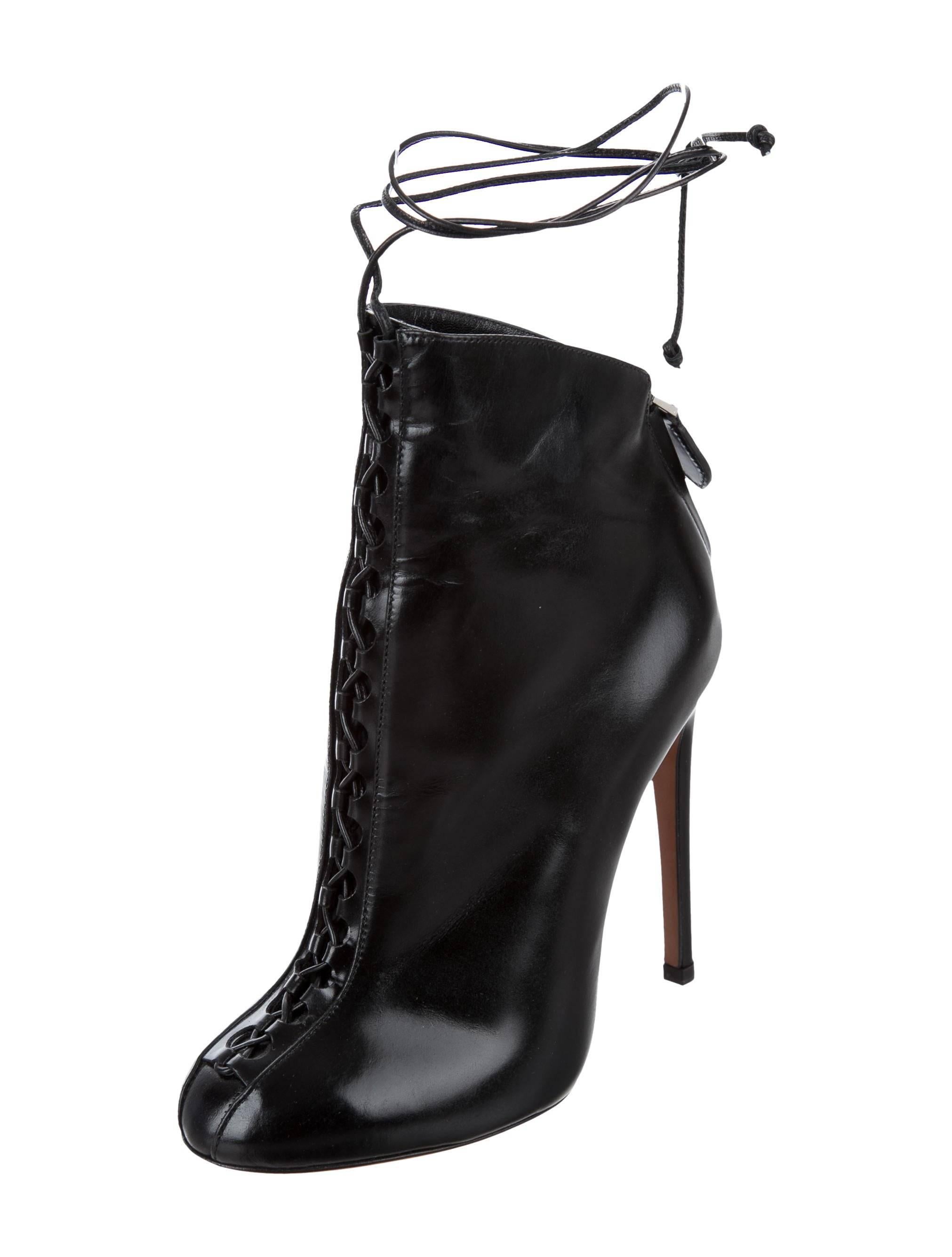 CURATOR'S NOTES

Alaia New Black Leather Lace Up Corset Ankle Booties Boots in Box 

Size IT 36 - Our only pair!
Leather
Lace up and zip closure
Made in Italy
Heel height 4.5"
Includes original Alaia dust bag and box 
