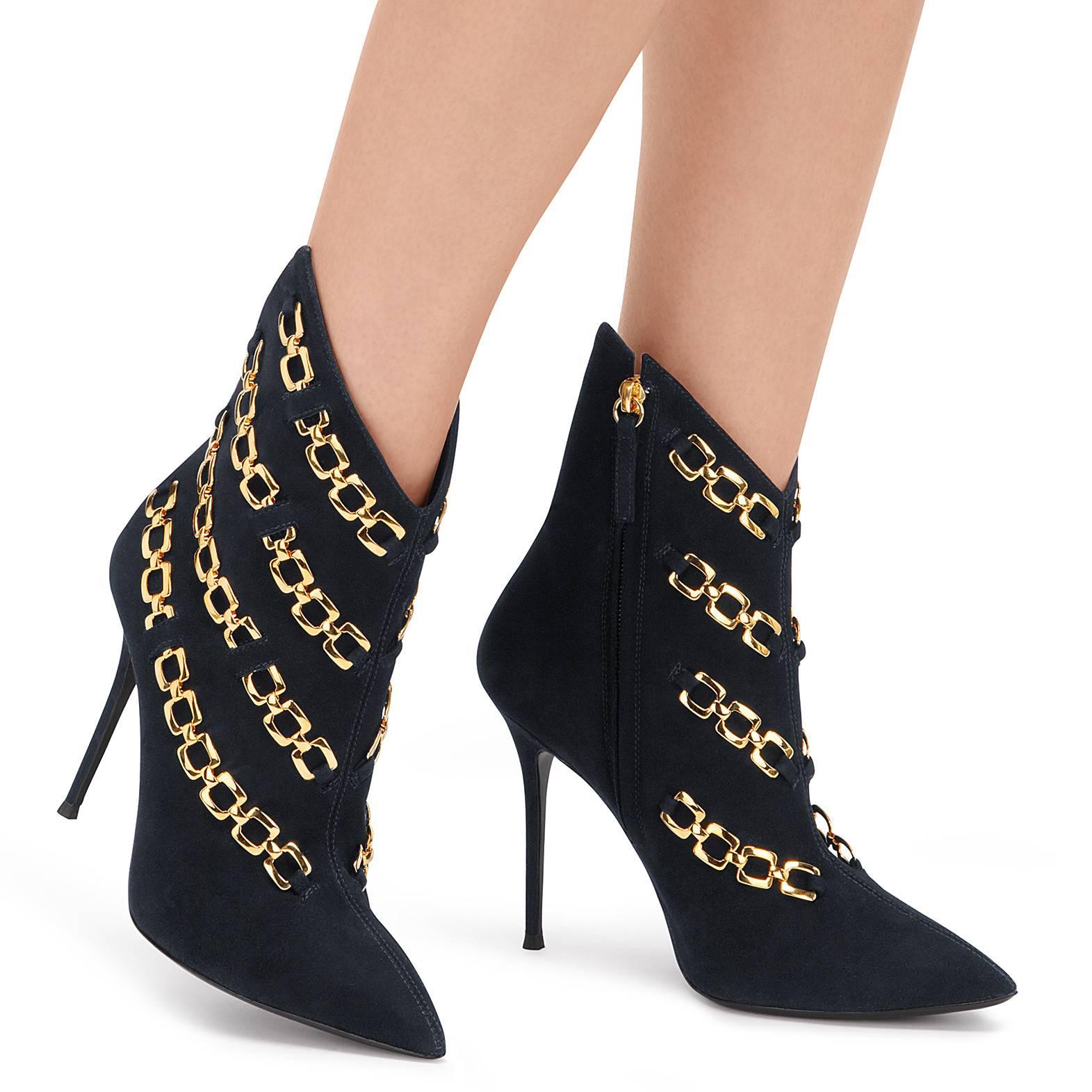 Giuseppe Zanotti New Sold Out Black Suede Gold Link Ankle Boots Booties in Box 

Size IT 36 - Need a different size?  Message us to help you find it.
Suede
Metal
Gold tone hardware
Slip on
Made in Italy
Heel height 4.1"
Includes original