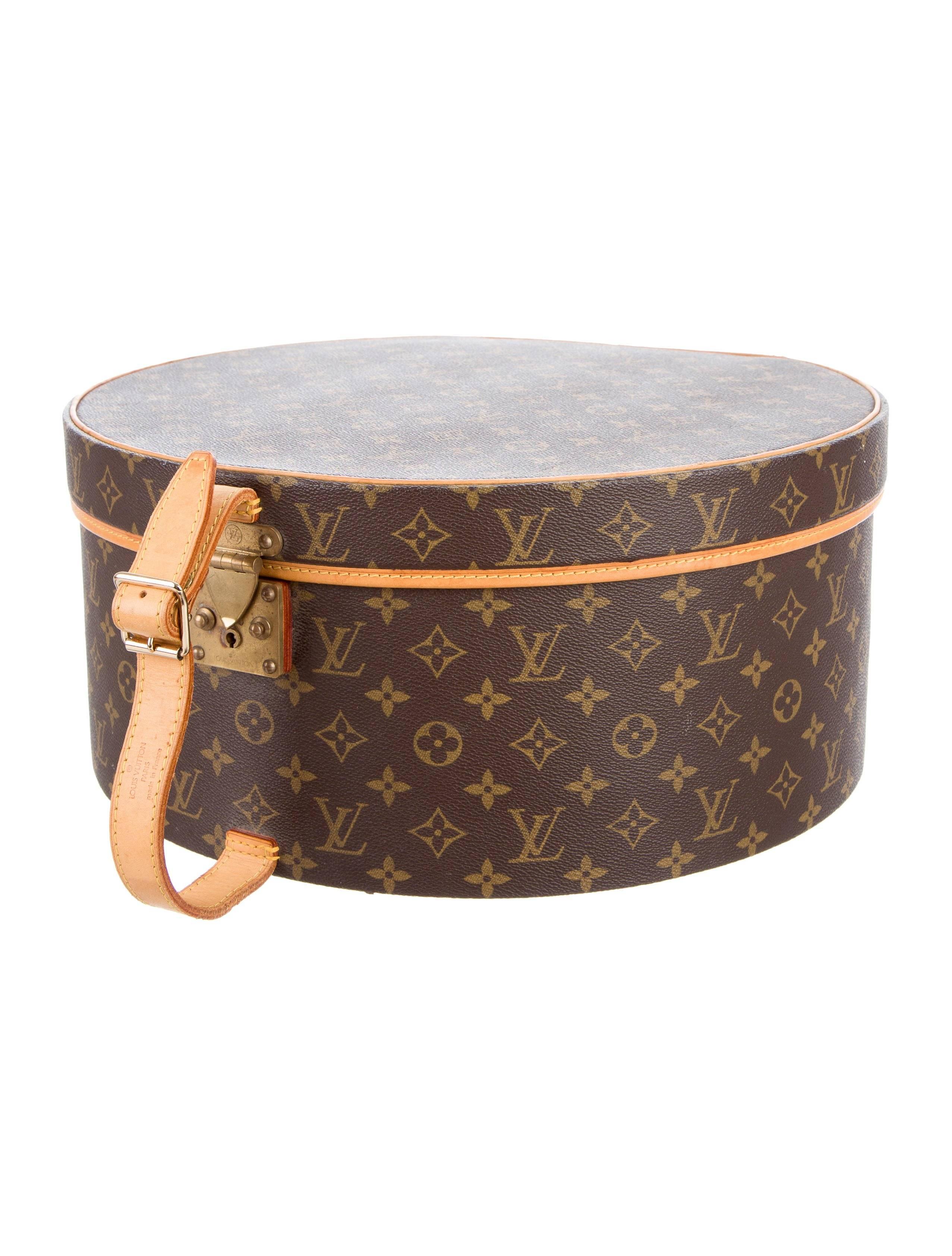 CURATOR'S NOTES

Louis Vuitton Monogram Canvas Hat Travel Storage CarryOn Top Handle  Case Box 

Monogram canvas 
Leather trim
Canvas lining
Brass hardware
Push lock closure
Date code present
Made in France
Measures 16" W x 15" H x 8"