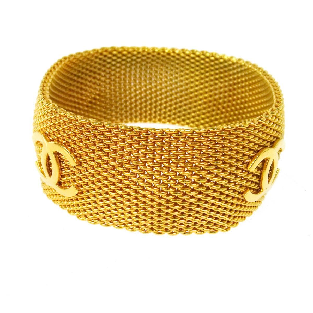 Chanel Gold Charm Mesh Evening Cuff Bracelet  

Metal
Gold tone hardware
Made in France
Width 1