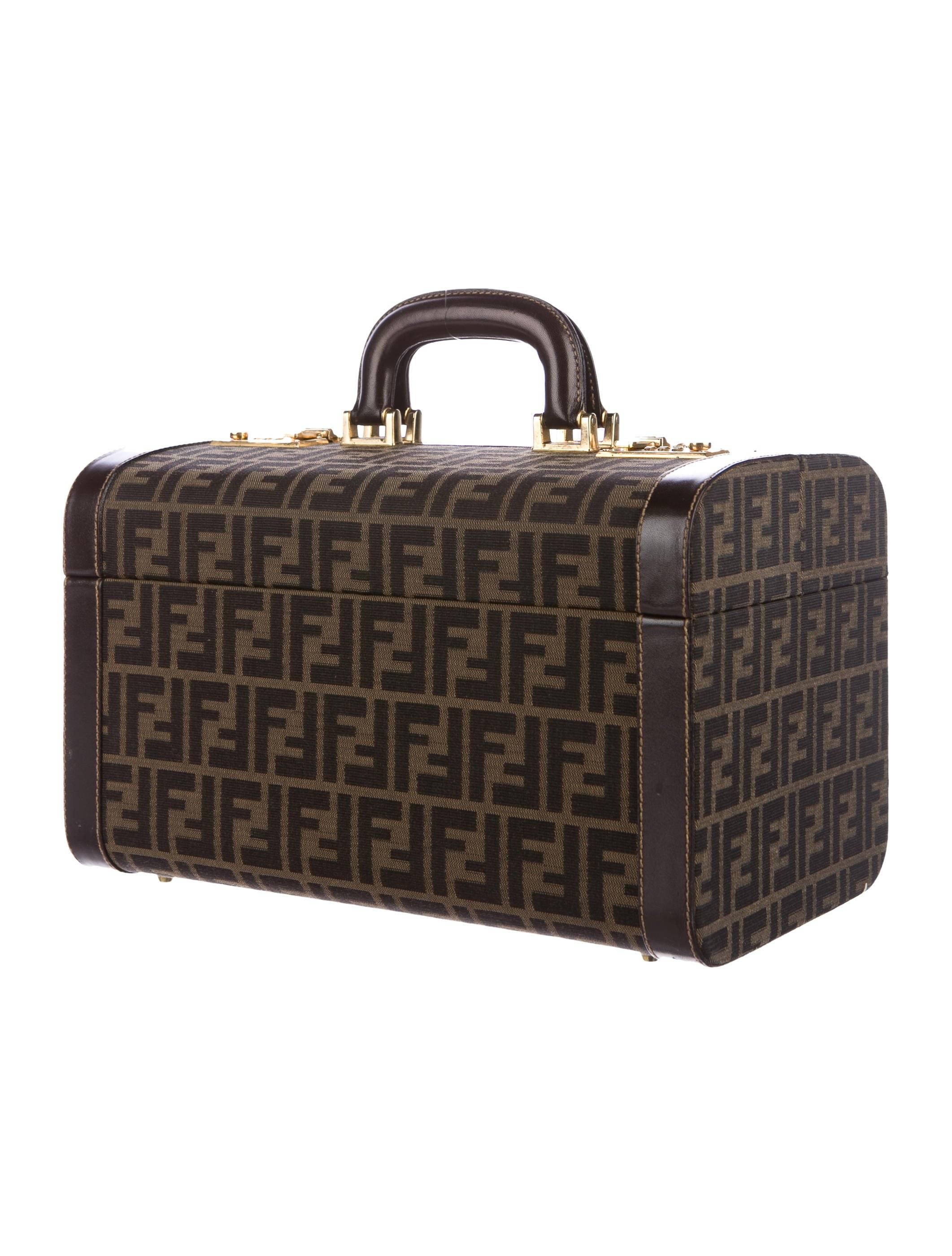 CURATOR'S NOTES

Fendi Monogram Canvas Travel Storage Vanity Jewelry Top Handle Satchel Bag

Monogram canvas
Leather
Gold tone hardware
Flip lock closure (Code 195)
Jacquard lining
Features removable partition and nine leather strap cosmetic
