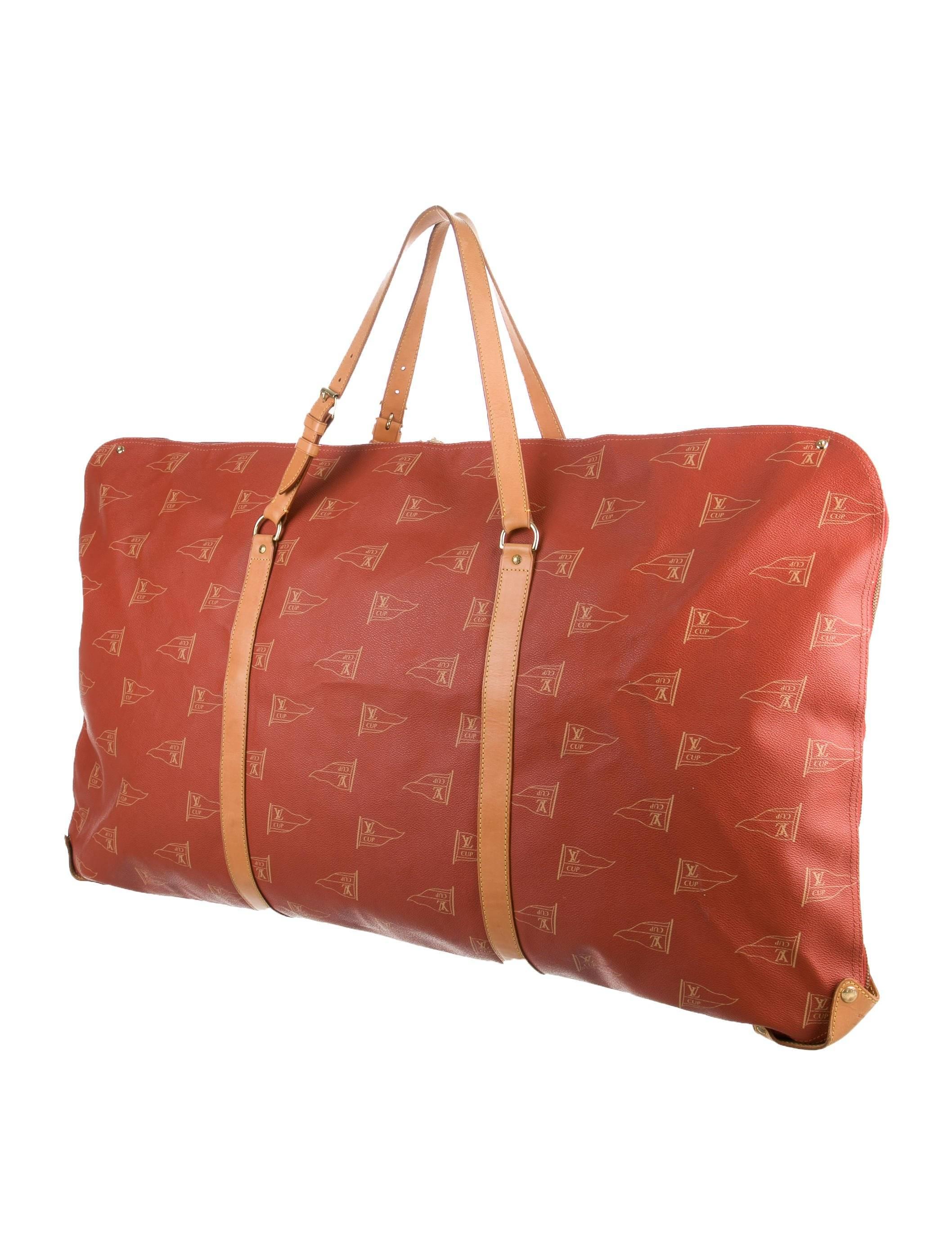 CURATOR'S NOTES

Louis Vuitton Limited Edition Top Handle Men's Travel Weekender Duffle Tote Bag

Monogram canvas
Leather 
Brass hardware
Woven lining
Zip closure 
Date code present
Made in France
Shoulder strap drop 10