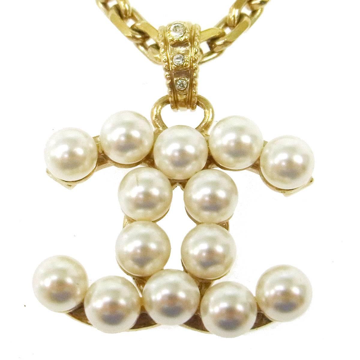 CURATOR'S NOTES

Chanel Gold Pearl Charm Chain Link Drape Drop Evening Pendant Necklace 

Metal
Faux pearl
Gold tone hardware
Made in France
Charm diameter 1"
Chain length 17"