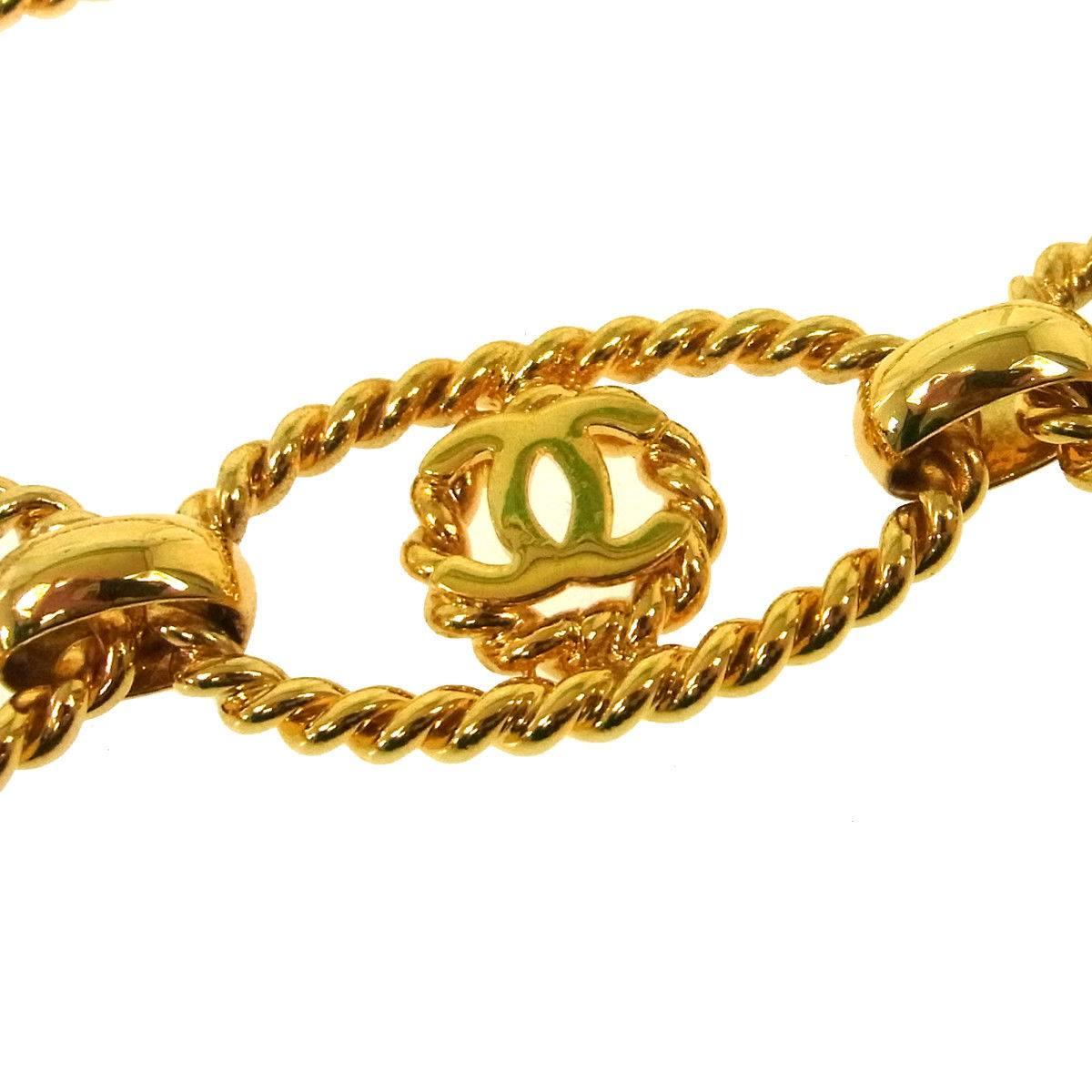 Chanel Metal Gold Textured Logo Evening Waist Belt

Metal
Gold tone hardware
Hook closure
Made in France
Total length 36"
