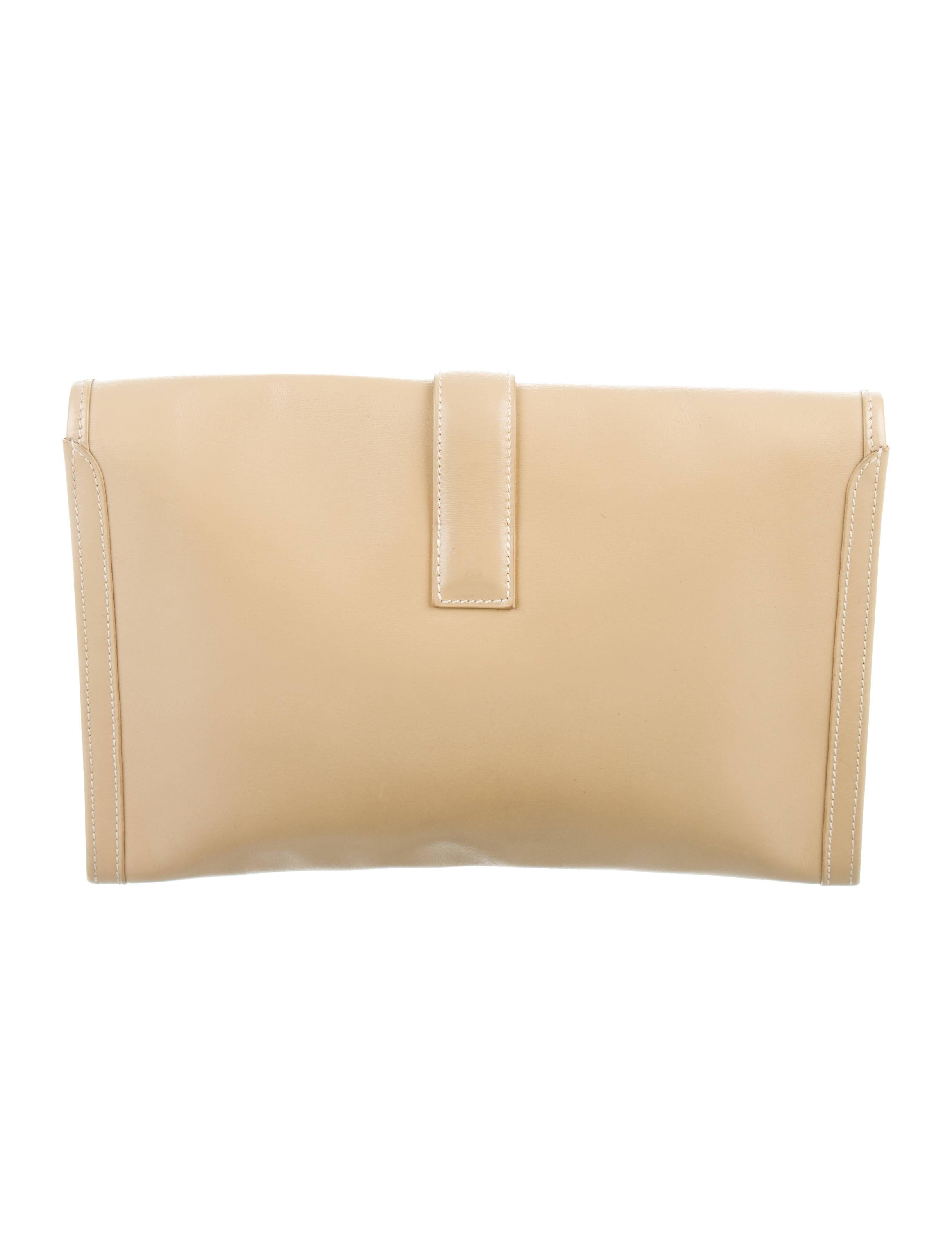 Hermes Leather Ivory Nude Leather H Logo Large Envelope Evening Clutch Flap Bag

Leather
Canvas lining 
Pull through closure
Date code present 
Made in France 
Measures 11" W x 7.5" H x 1" D