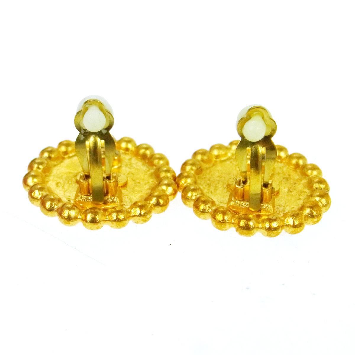 Chanel Gold Textured Round Black Charm Stud Evening Earrings 

Metal
Gold tone
Clip on closure
Made in France
Diameter 1"