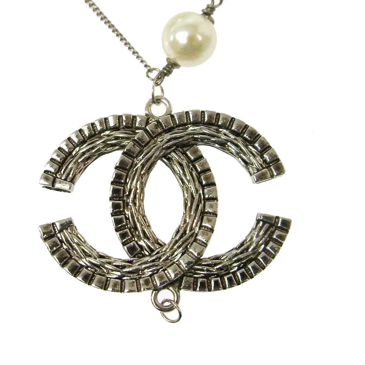 CURATOR'S NOTES

Chanel Gunmetal Silver Pearl Charm Pendant Layer Chain Evening Necklace in Box

Metal
Faux pearl
Lobster claw closure
Made in France
Chain length 33.5