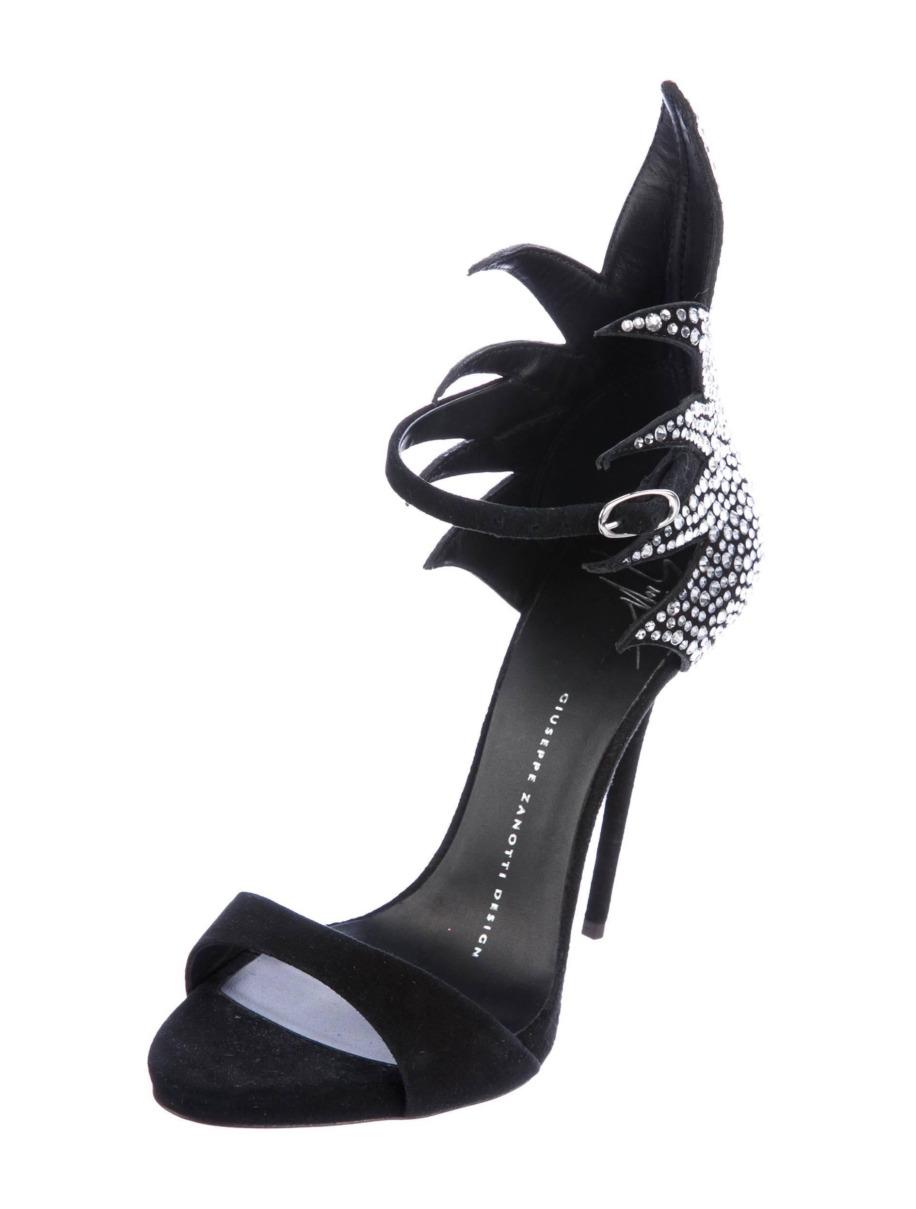 Giuseppe Zanotti New Black Suede Crystal Back Evening Sandals Heels in Box

Size IT 36
Suede
Crystal
Ankle buckle closure
Made in Italy
Heel height 4.75" (120mm)
Includes original Giuseppe Zanotti box