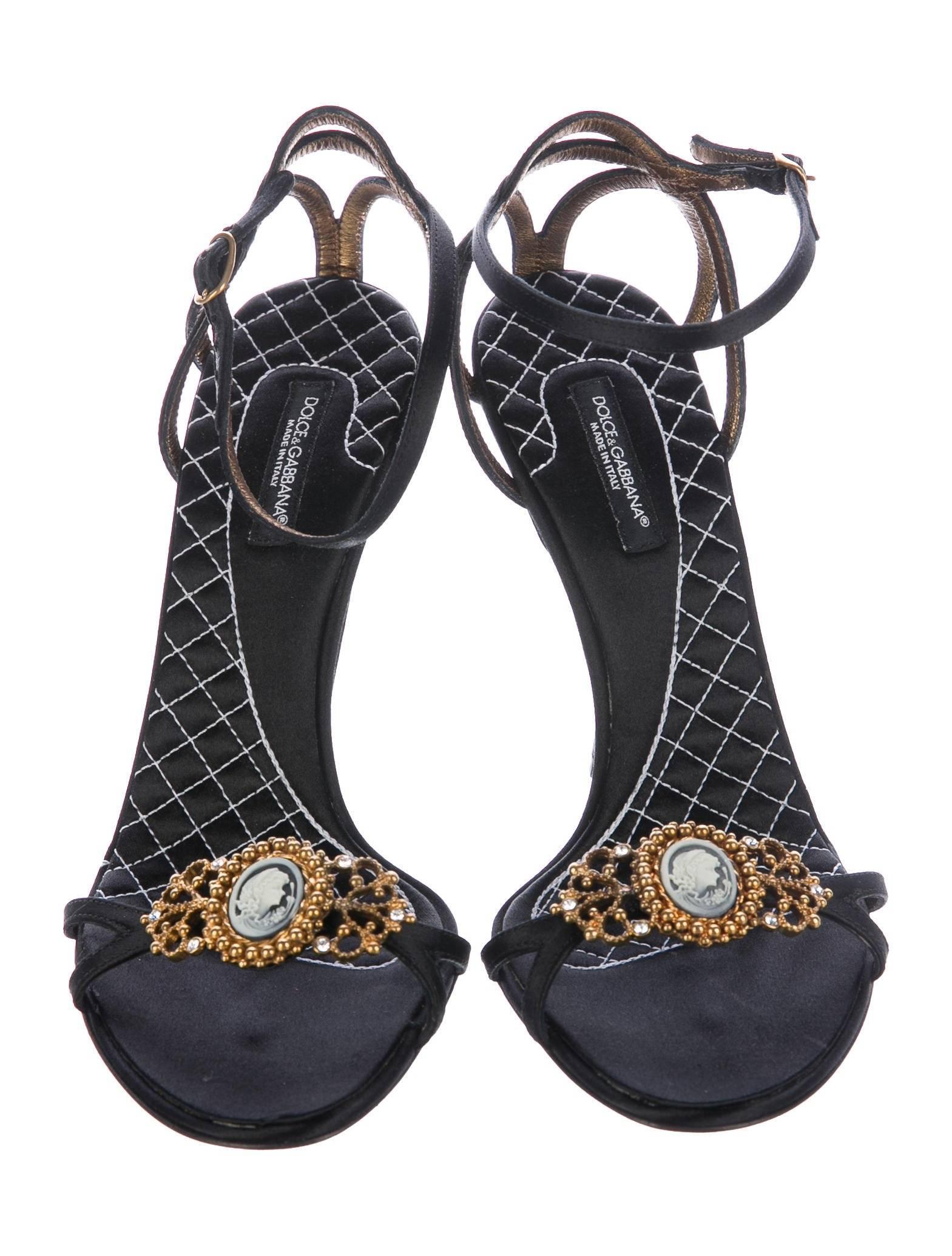 Dolce & Gabbana New Satin Cameo Charm Evening Sandals Heels in Box

Size IT 36.5
Satin
Gold tone hardware
Ankle buckle closure
Made in Italy
Heel height 4.5"
Includes original Dolce & Gabbana dust bag and box