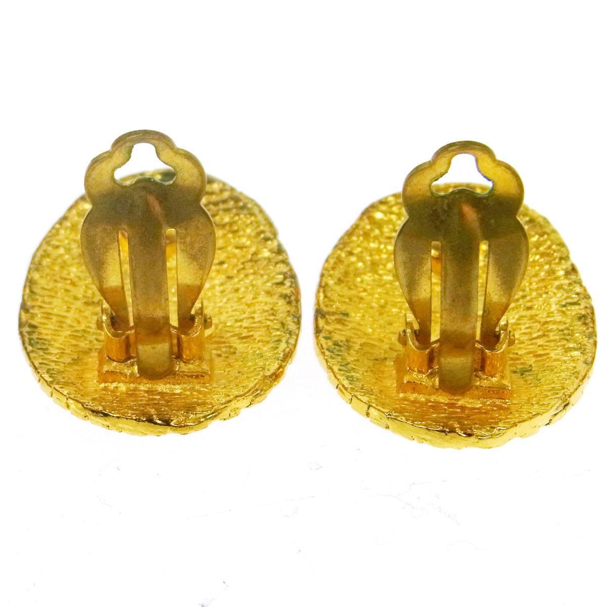Chanel Gold Textured Dangle Drop Evening Stud Earrings In Good Condition In Chicago, IL