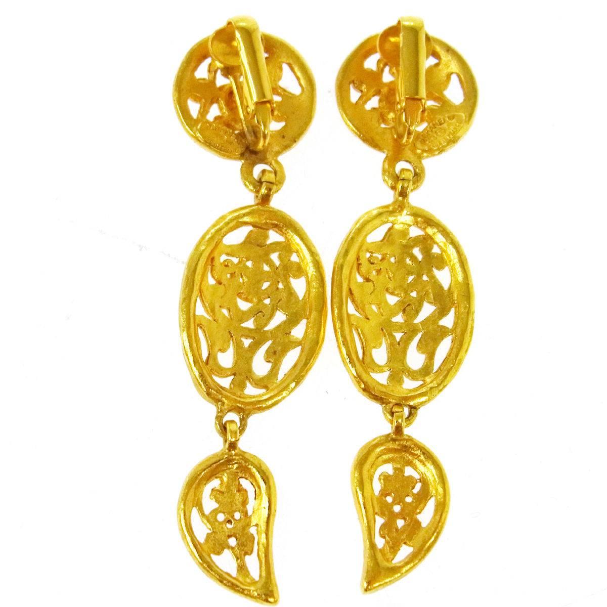 Chanel Gold Textured Filigree Chandelier Long Dangle Drop Evening Earrings

Metal
Gold tone
Clip on closure 
Madein France
Width 0.75"
Drop 3"