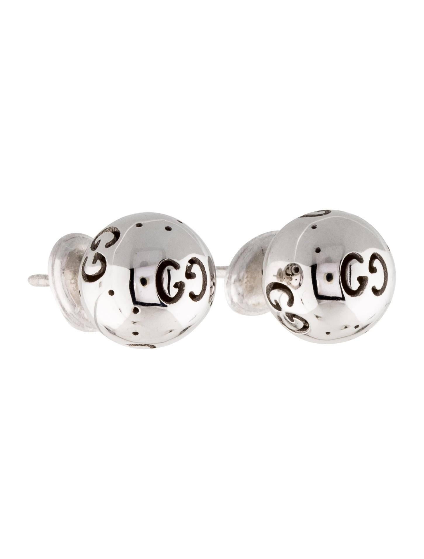 Gucci 18K White Gold Black GG Logo Charm Ball Stud Earrings in Box

18K White Gold - 750
Pierced clutch back closure
Signed
Made in Italy
Diameter 0.40
