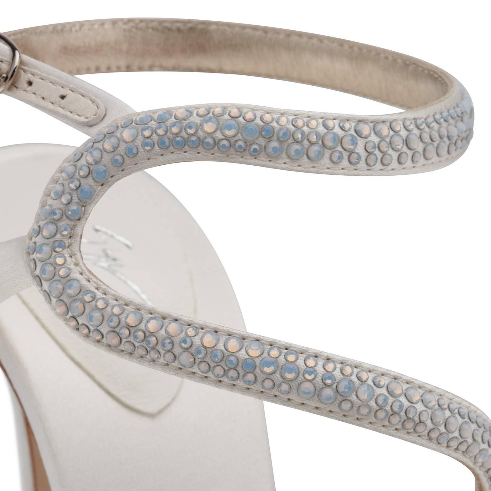 Giuseppe Zanotti New White Satin Crystal Snake Evening Sandals Heels in Box

Size IT 36
Satin
Crystal
Ankle strap closure
Made in Italy 
Heel height 4.5