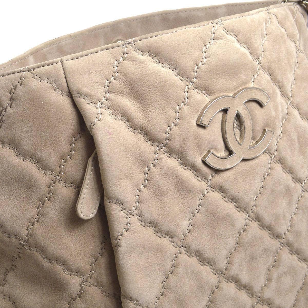 Chanel Nude Tan Suede Leather Silver Carryall Hobo Tote Shoulder Bag

Suede
Leather
Silver tone hardware
Woven lining
Date code present
Made in France
Shoulder strap drop 7