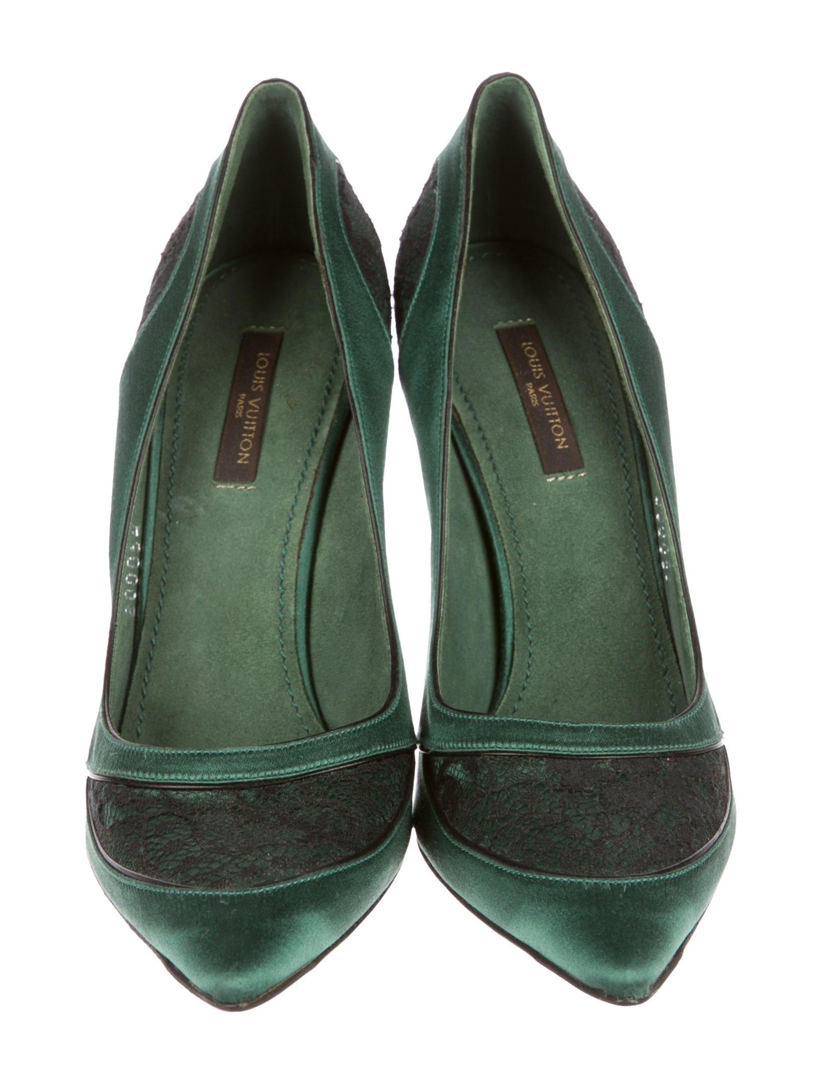 Louis Vuitton New Satin Emerald Black Evening Heels Pumps 

Size IT 36.5
Satin
Lace
Made in Italy
Heel height 4