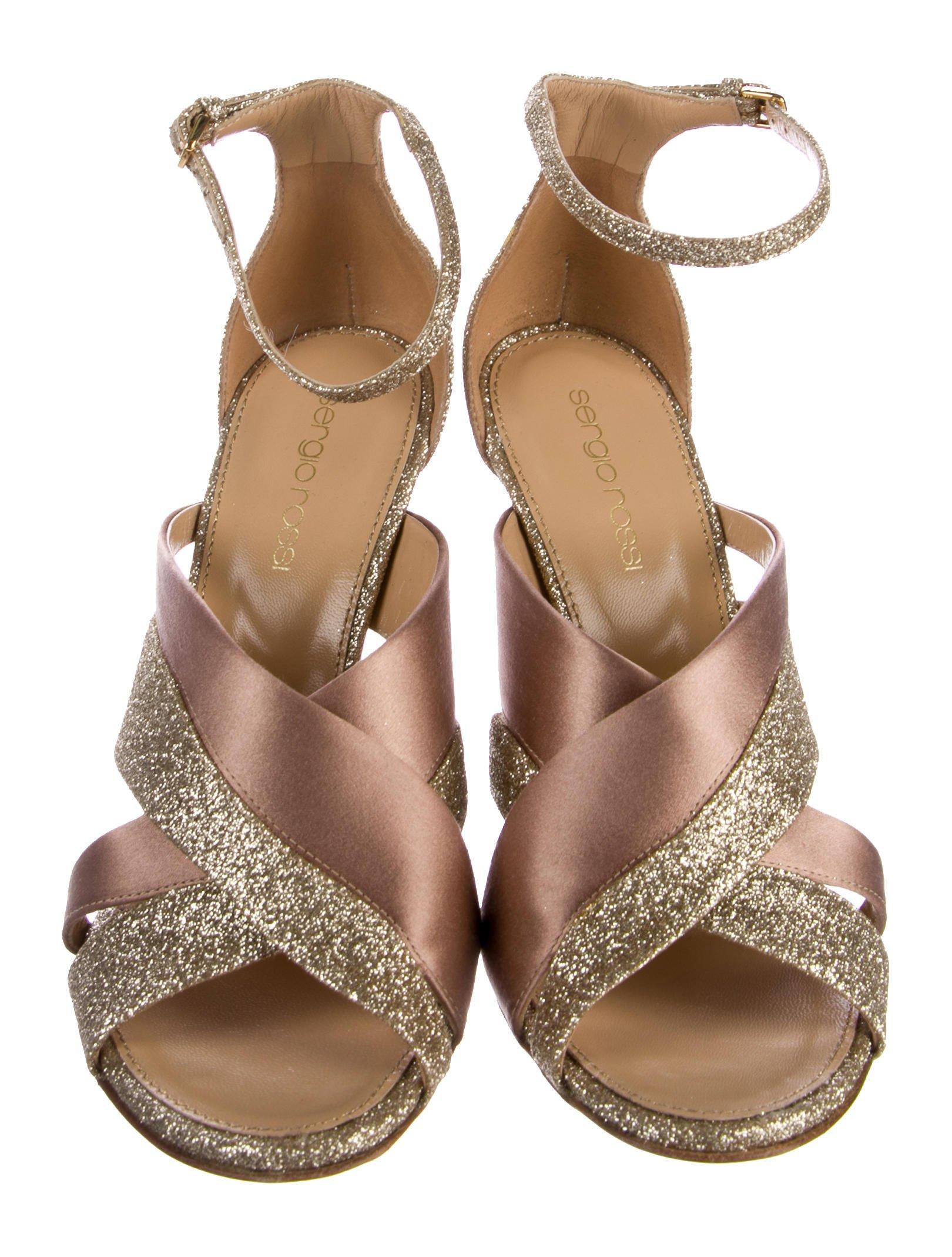 Sergio Rossi NEW Gold Taupe Satin Evening Sandals Heels in Box

Size IT 36.5
Satin
Glitter 
Ankle buckle closure
Made in Italy 
Heel height 4.25