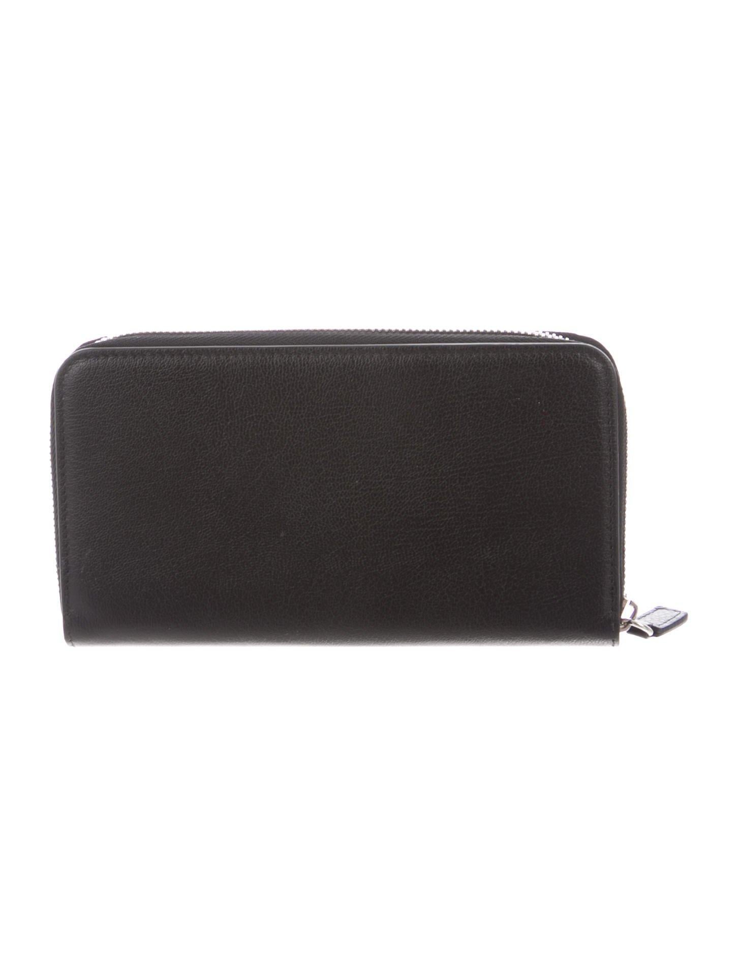 Tom Ford NEW Black Leather Logo Zip Around Clutch Wallet 

Leather 
Silver tone hardware
Leather lining
Made in Italy
Features cash slots, zipper pocket, twelve card slots 
Measures 7.5