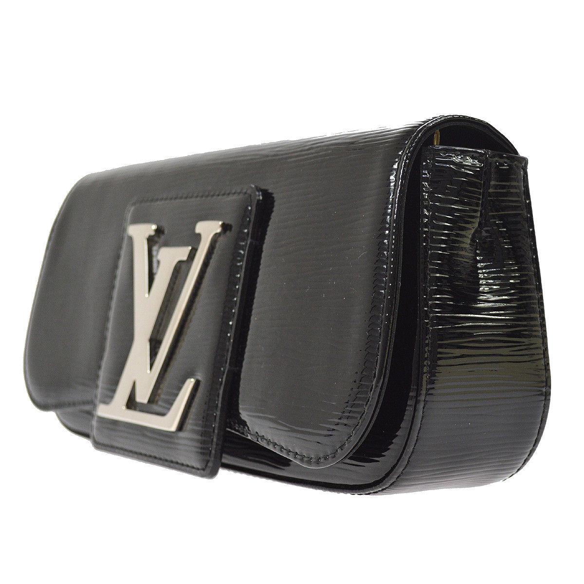 Louis Vuitton Schwarzes Lackleder Große Silberne LV Abend Clutch Flap Tasche im Zustand „Hervorragend“ in Chicago, IL
