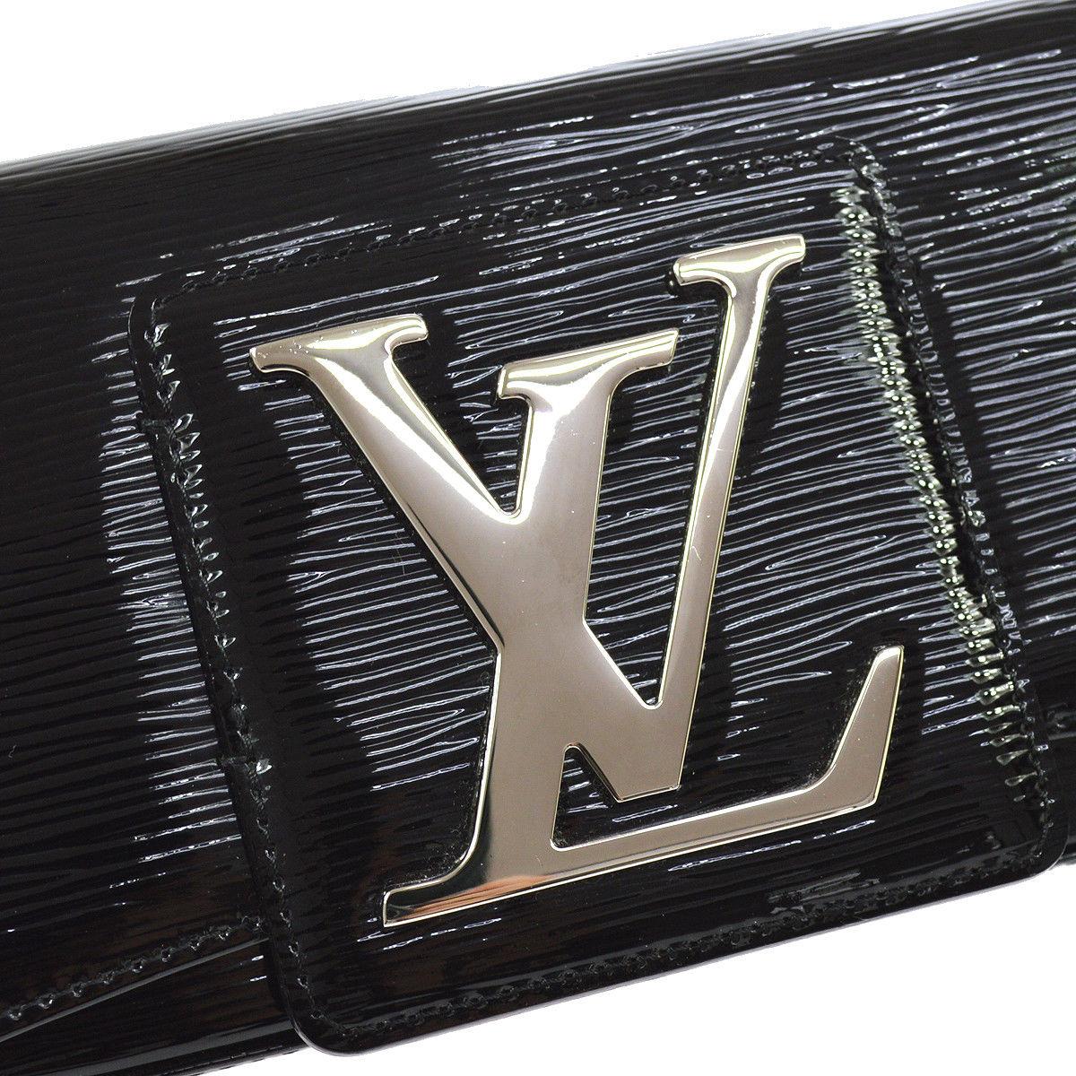 Louis Vuitton Black Patent Leather Large Silver LV Evening Clutch Flap Bag

Patent leather
Silver tone hardware
Snap closure
Woven lining
Made in Spain
Measure 10