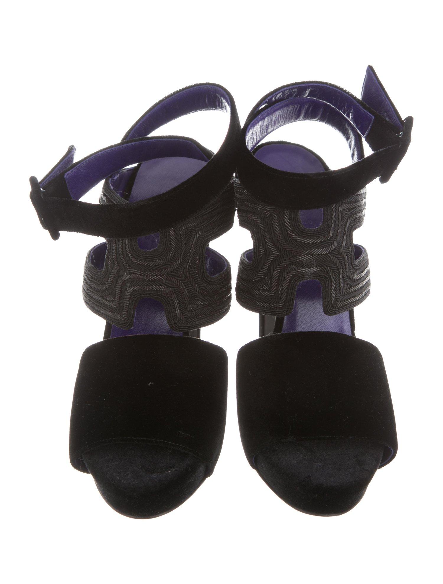 HERMES NEW Black Purple Bead Strappy Evening Sandals Heels

Size IT 39
Velvet
Bead
Ankle strap closure
Made in France
Platform 1