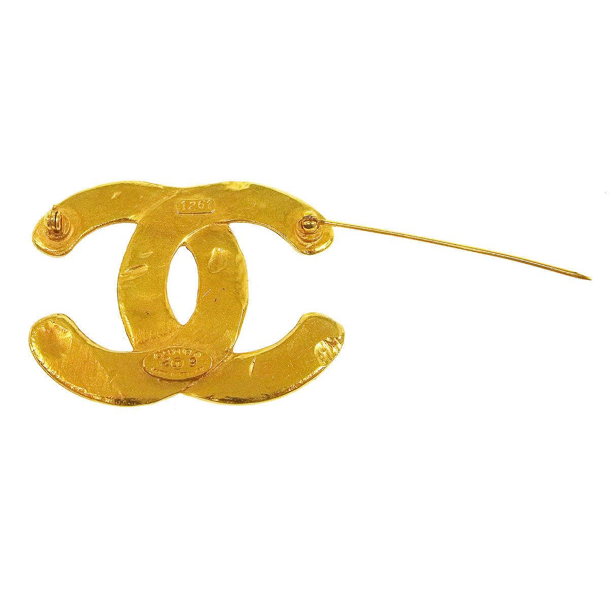 Chanel Gold Textured CC Charm Lapel Brooch In Excellent Condition In Chicago, IL