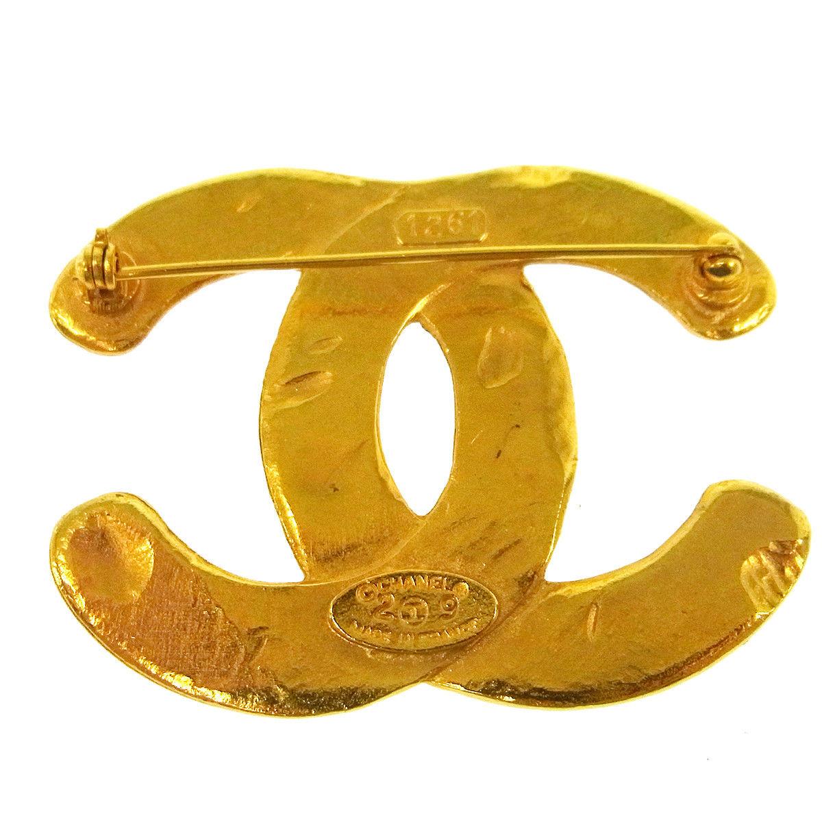 Chanel Gold Textured CC Charm Pin Lapel Brooch

Metal
Gold tone hardware
Pin closure
Made in France
Measures 2.25