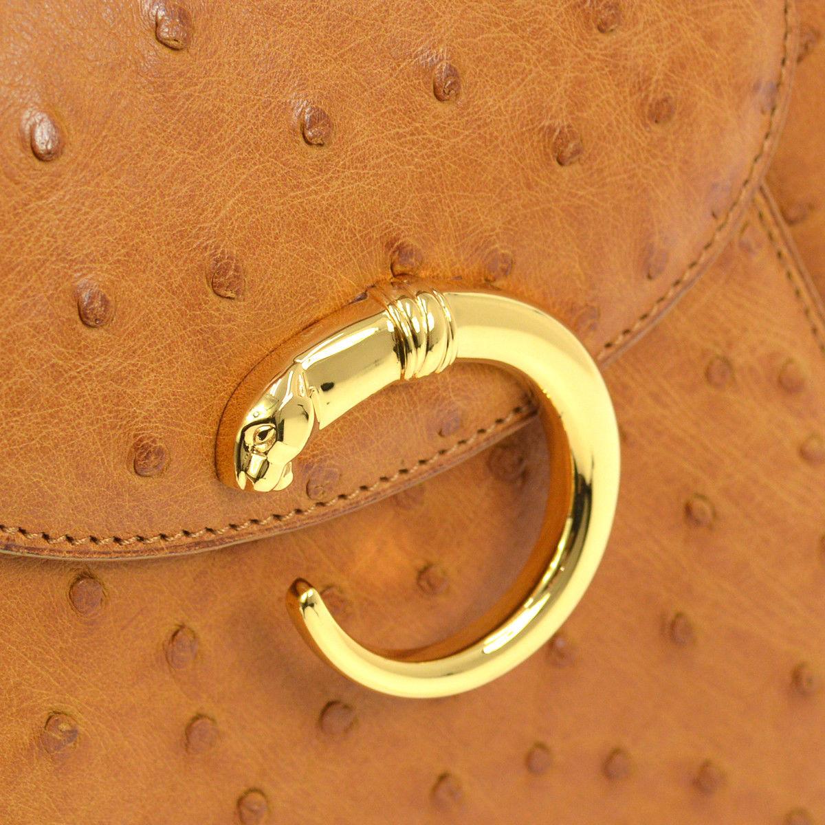 Cartier Cognac cuir d'autruche exotique, petit sac à main à rabat pour soirée

Autruche
Matériel de couleur doré
Doublure en cuir
Fermeture à verrou tournant
Code de date présent
Fabriqué en France
Hauteur de la poignée : 3,5