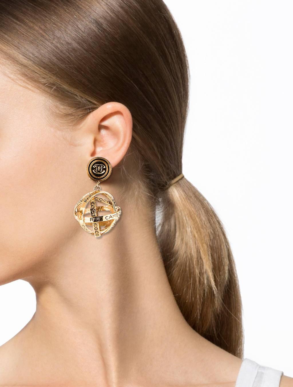 Chanel Gold 31 Rue Cambon Large Dangle Drop Evening Globe Sphere Earrings  

Here's to having the world on your shoulders! Chic Chanel vintage 31 Rue Cambon globe drop earrings with clip-on closures.

Metal
Gold tone
Clip-on closure
Drop