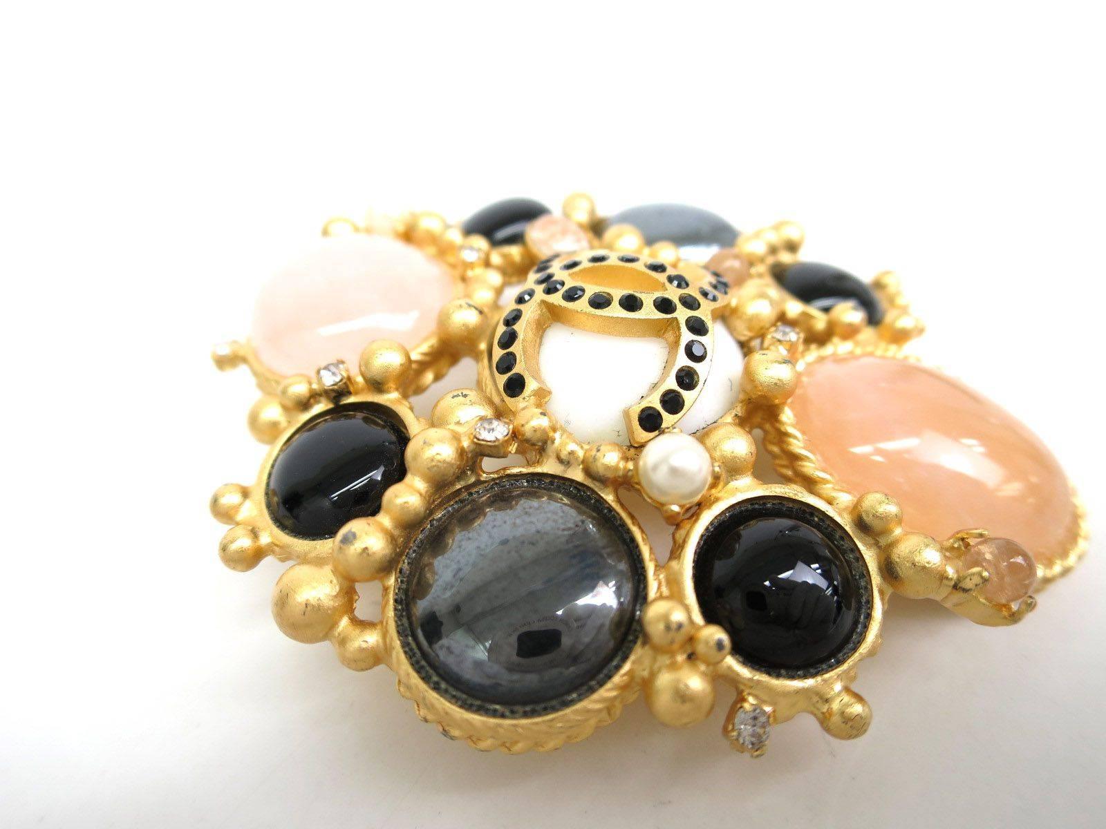 CURATOR'S NOTES

Your lapel will thank you.  Stunning Chanel gold tone, glass stone and rhinestone pin brooch.

Gold tone
Faux pearls
Glass stones
Rhinestones 
Pin closure
Made in France
Measures 2.0