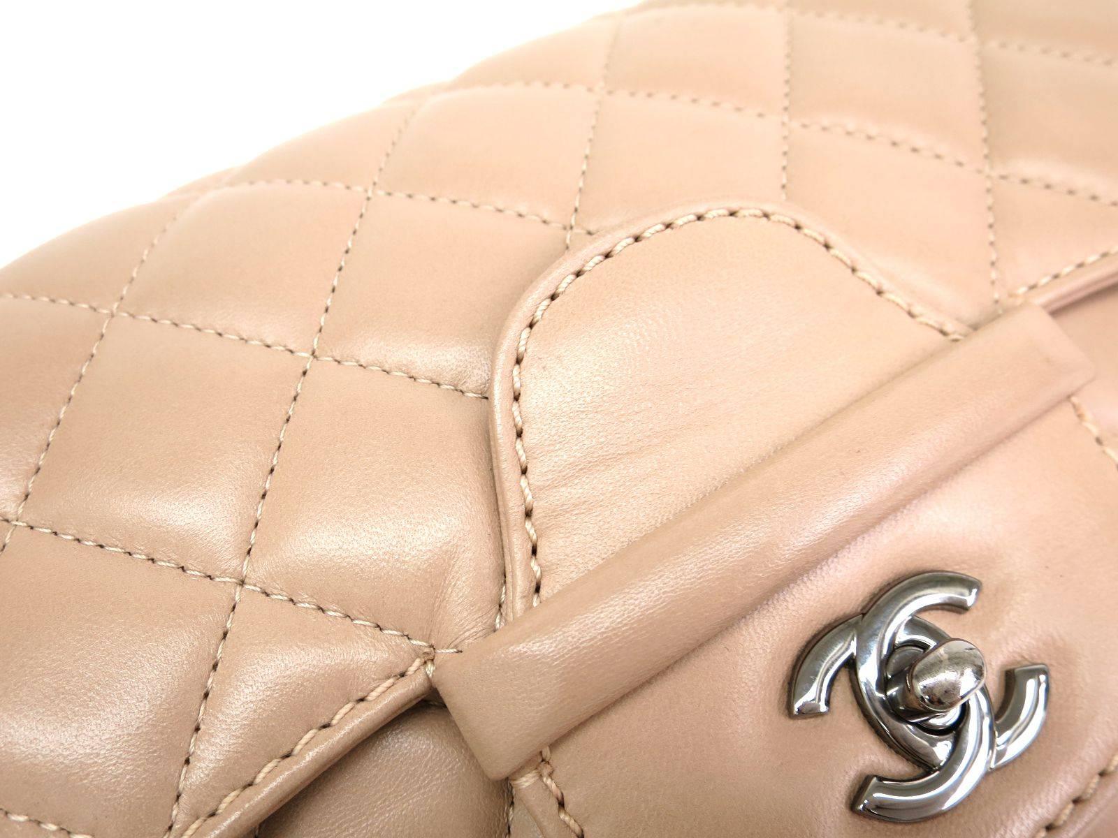 CURATOR'S NOTES

This substantial and sleek Chanel lambskin quilted flap will have you at 'Hello.' 

Lambskin
Turnlock closure
Made in Italy
Date code 19973856
Measures 9.8