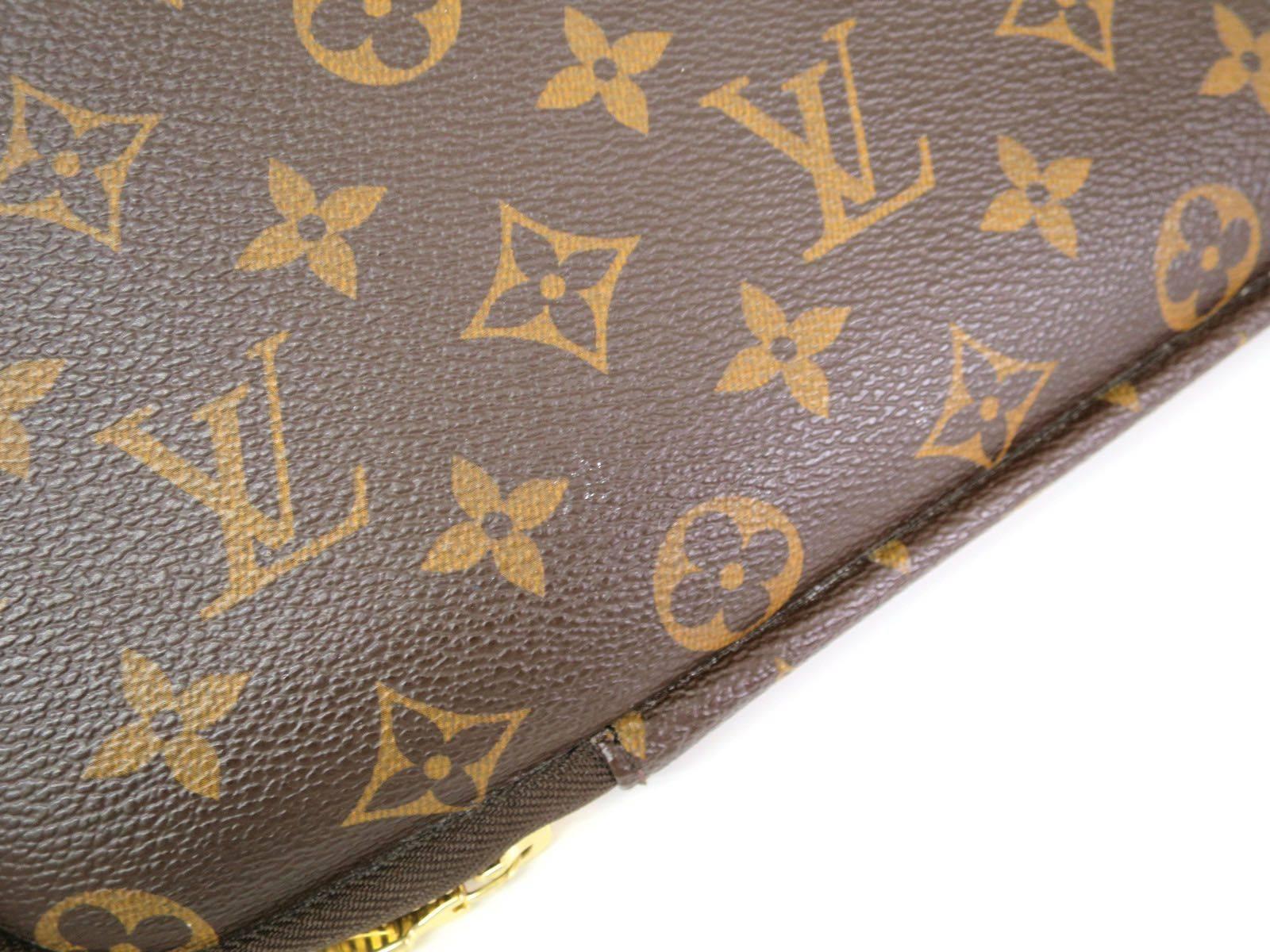 CURATOR'S NOTES

When a flimsy, foam carrying case just won't do, opt for a sleek and stylish Louis Vuitton monogram canvas tech accessory instead.

Monogram canvas
Gold tone hardware
Zipper closure
Made in France
Date Code VI4088
Measures