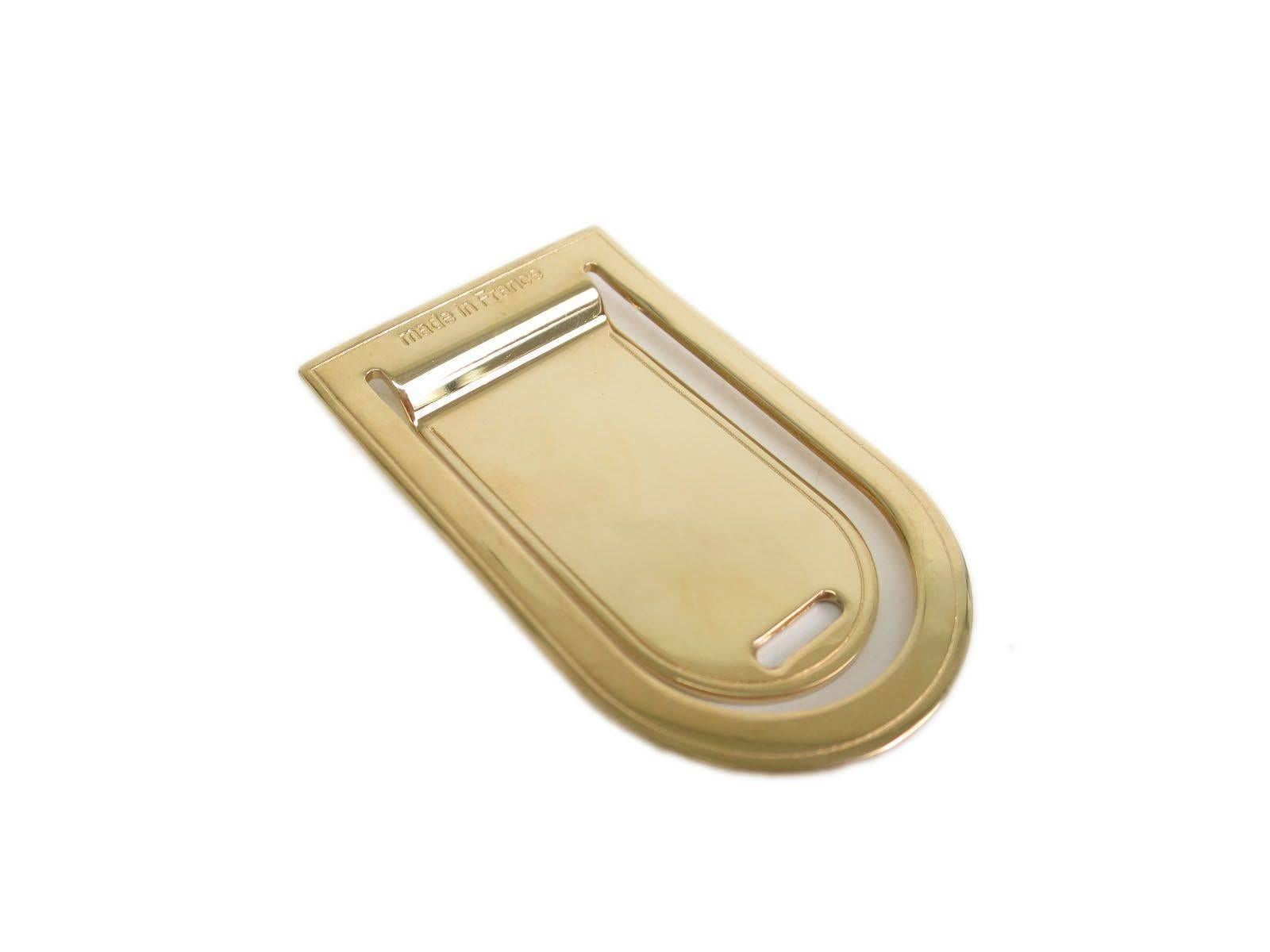CURATOR'S NOTES

Respect your money with this gold tone Louis Vuitton money clip.

Gold tone
Made in France
Measures 2
