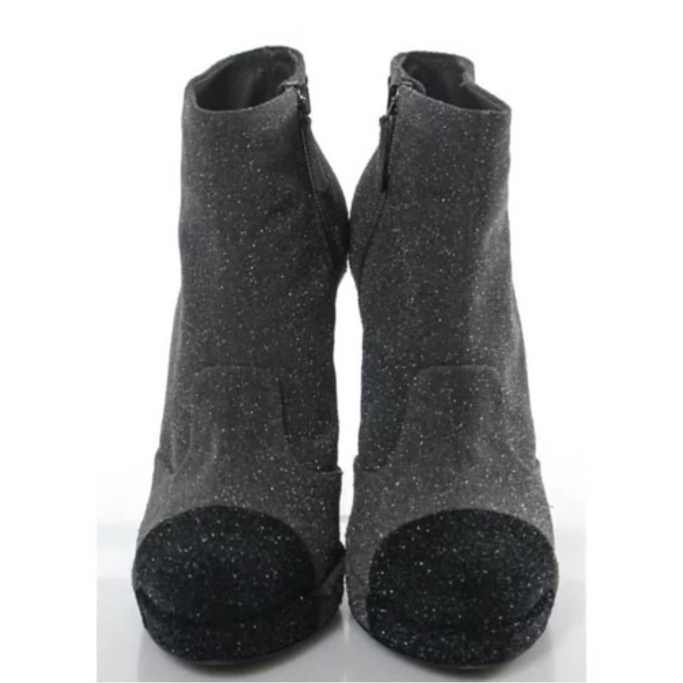 CURATOR'S NOTES

Kick into high fashion gear this Fall/Winter season with these ultra fab Chanel metallic wool cap toe booties.

Size EU 39 
Wool
Platform height 4