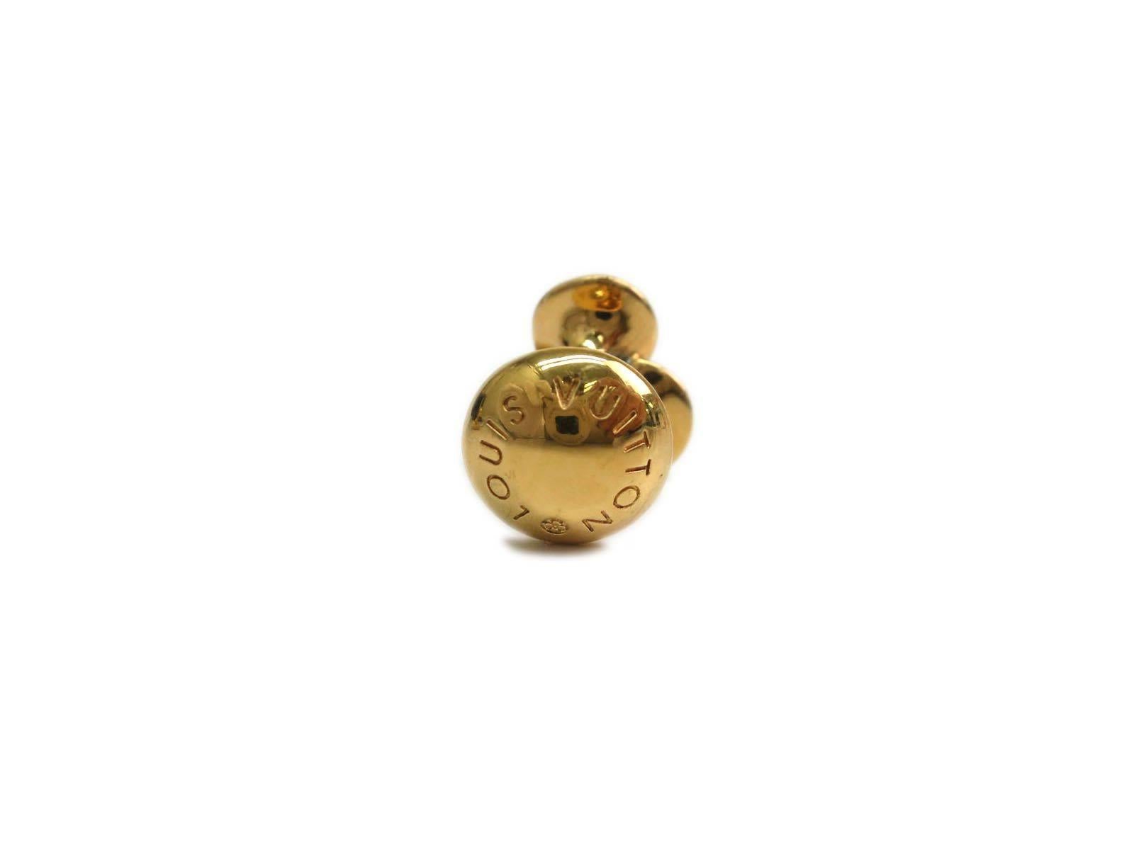 CURATOR'S NOTES

Now, you're fully dressed.  Dapper Louis Vuitton logo gold tone cufflinks.

Metal
Gold tone
Made in France
Date code MI1006
Measures 0.6" W x 0.8"H
Includes original Louis Vuitton leather storage pouch