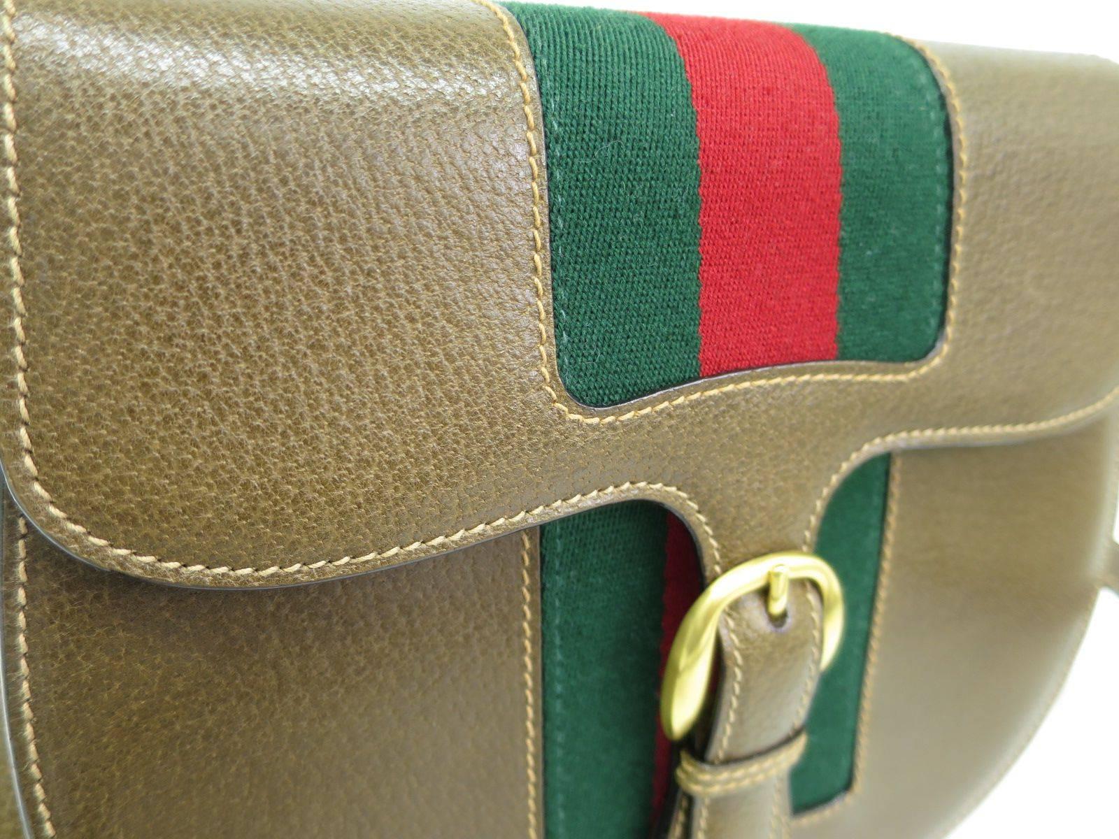 ANMERKUNGEN DES KURATORS

Wo der Trend zur Crossbody-Bag begann! Schicke Vintage-Gucci-Lederkreuztasche mit dem charakteristischen Gucci-Insignien in der Mitte. 

Leder
Goldfarbene Hardware
Lederfutter
Klappenverschluss
Made in Italy
Maße: 9.8