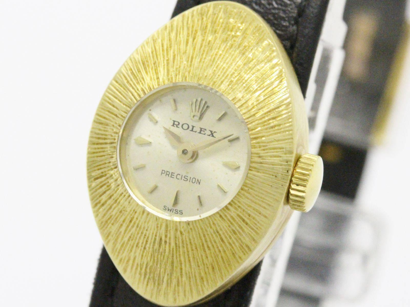 CURATOR'S NOTES
 
18kt yellow gold
Leather band
Manual movement
Silver dial
Case Diameter 16mm 
Adjustable band 5.3-6.5