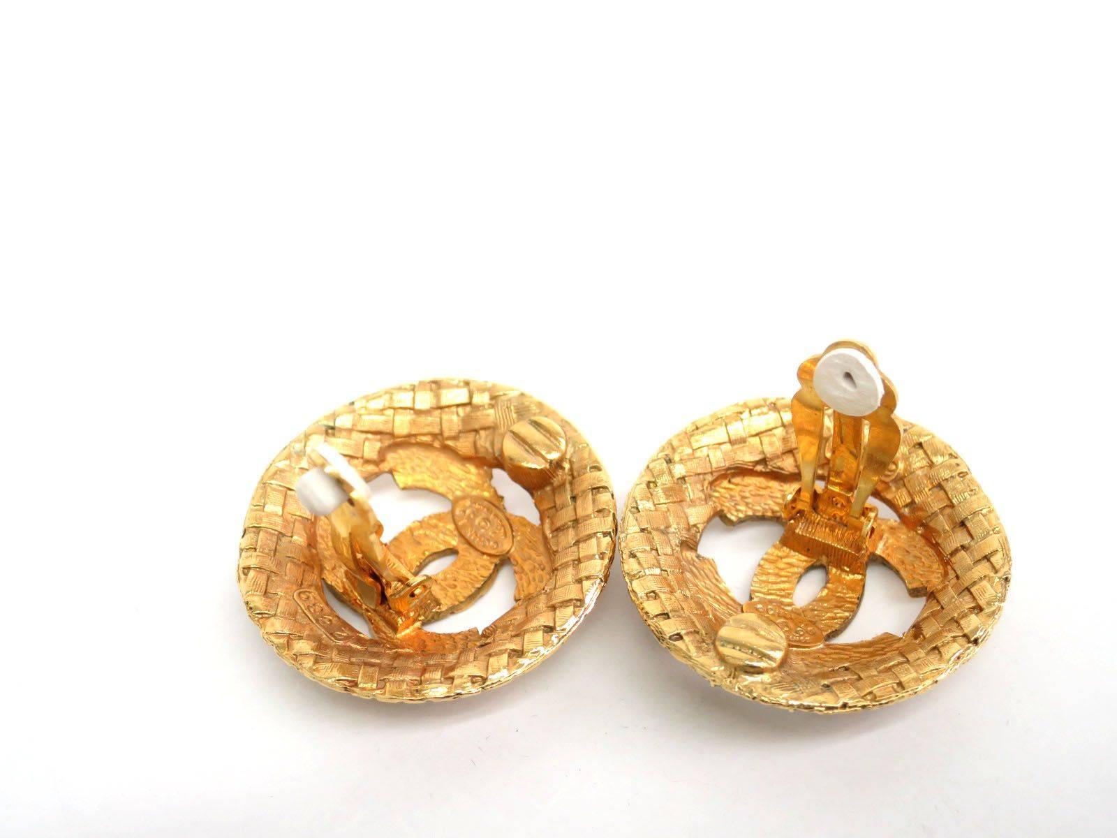 CURATOR'S NOTES

Say hello to timeless style! Statement gold vintage Chanel CC textured earrings.

Gold plated
Clip on closure
Made in France
Measures 1.3