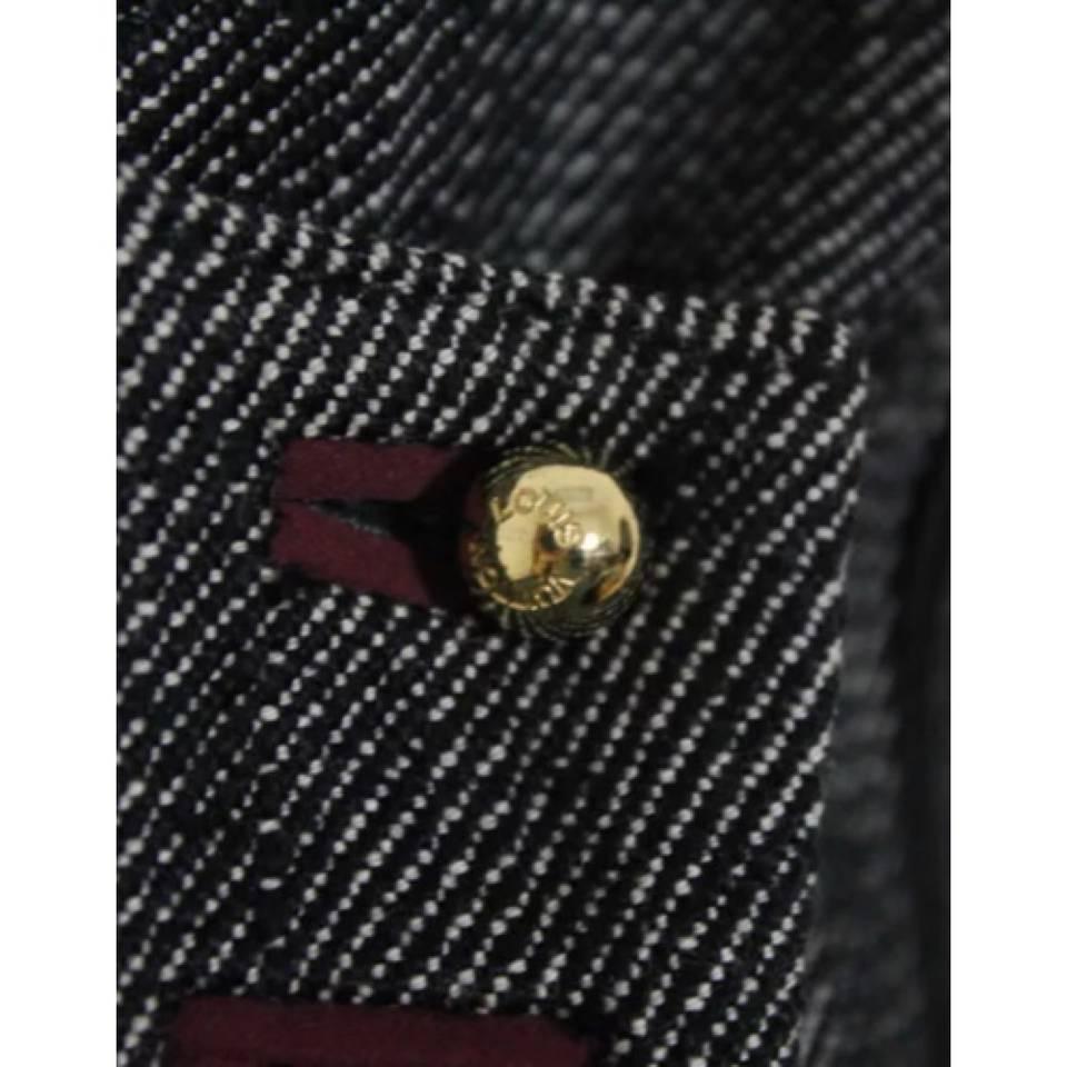 CURATOR'S NOTES

Get in line!  Brand new, never worn Louis Vuitton cropped military jacket with gold tone Louis Vuitton branded buttons.  It will sell quickly at this incredible price!

Size 38
Lined
Button closure
Fabrications Cotton,