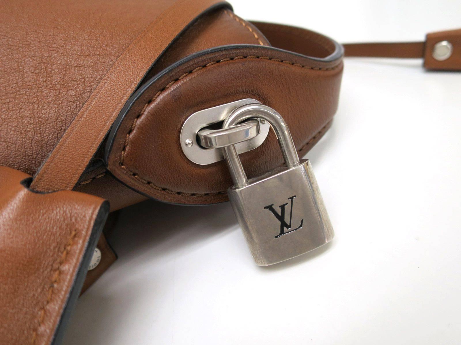 CURATOR'S NOTES

A modern play on the popular bucket shoulder bag, this Louis Vuitton Cuir Nuance GM boasts rich cognac brown leather accented with silver hardware and classic Louis Vuitton lock and key. 

Retail price $3,400
Leather
Silver