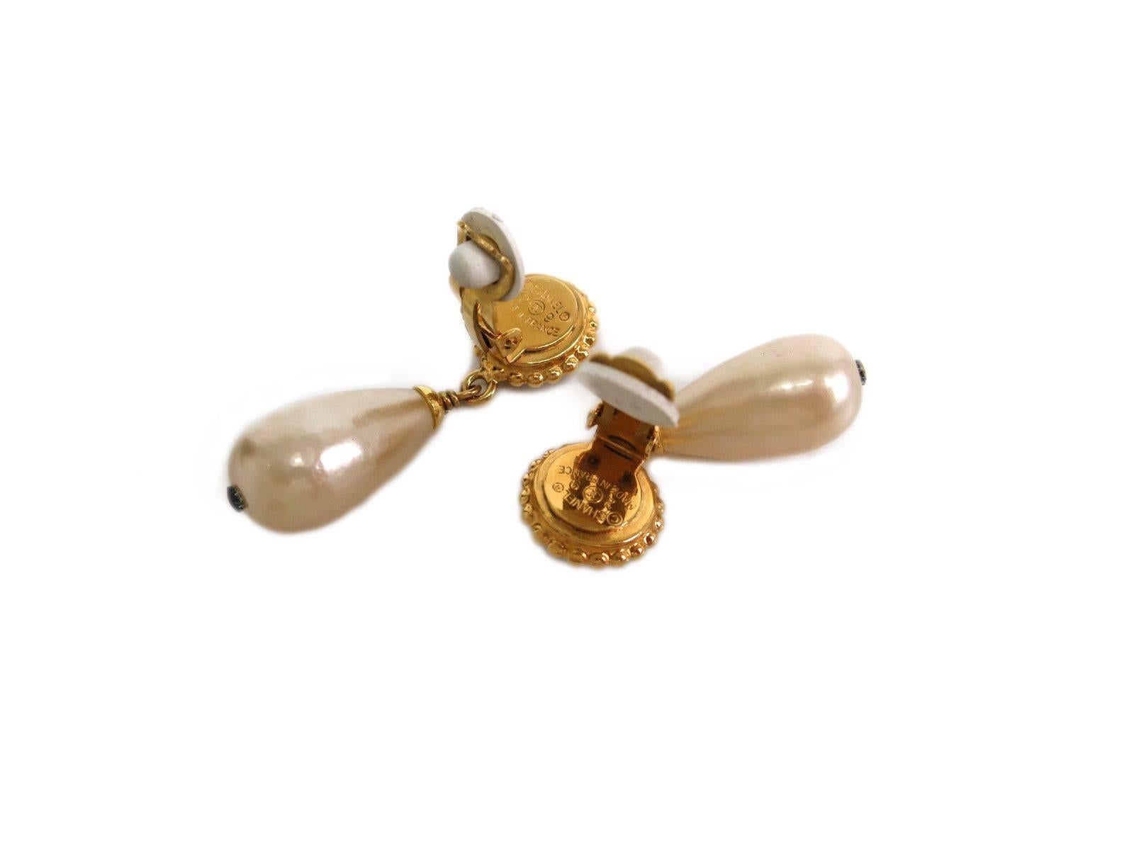 Chanel Pearl Gold Tone Clover Dangle Drop Earrings In Good Condition In Chicago, IL