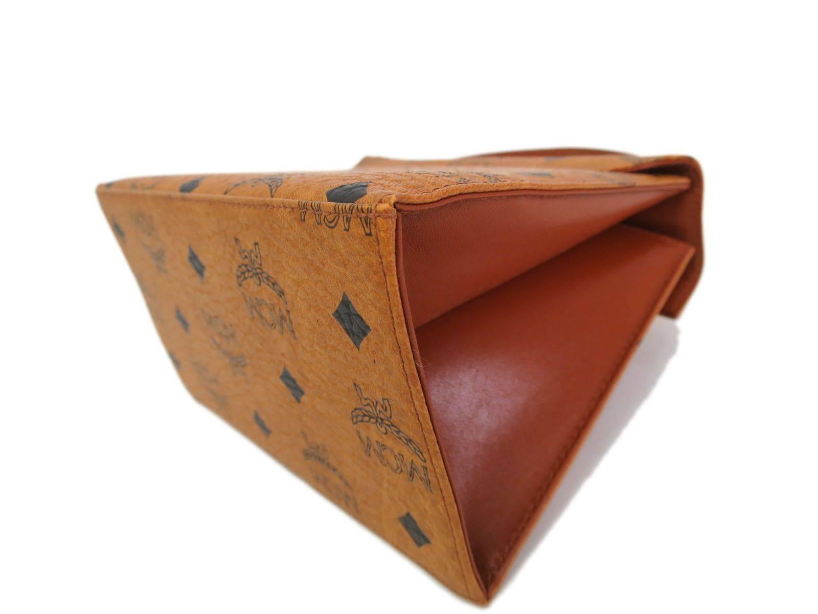 ANMERKUNGEN DES KURATORS

MCM Cognac Braun Monogramm Gold Hardware Box Kelly Top Handle Satchel Tasche 

Nennen Sie es nicht 