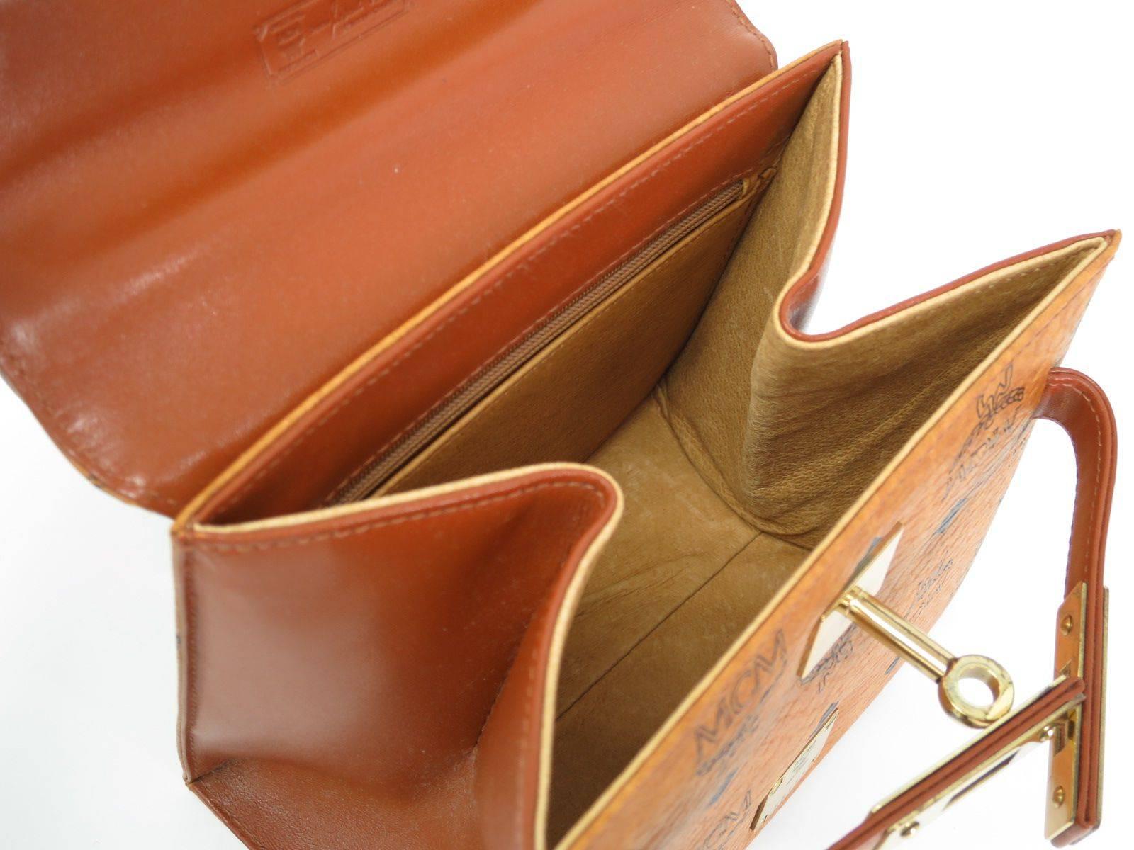 MCM Cognac Braun Monogrammierte Kelly Top Handle Satchel Tasche mit Goldbeschlägen im Zustand „Gut“ in Chicago, IL